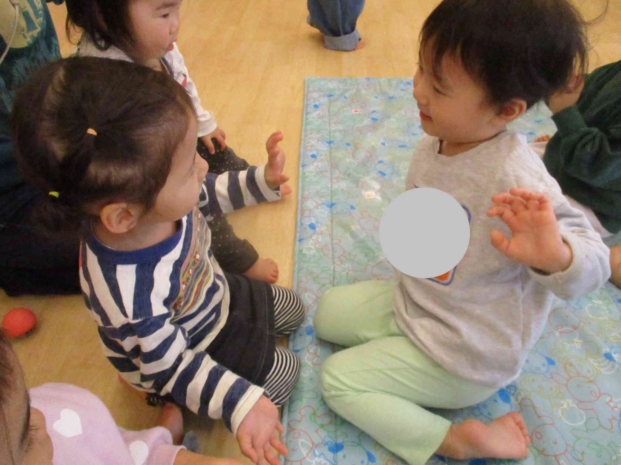 向き合ってグッパイソングを踊るうさぎ組（2歳児）さん！