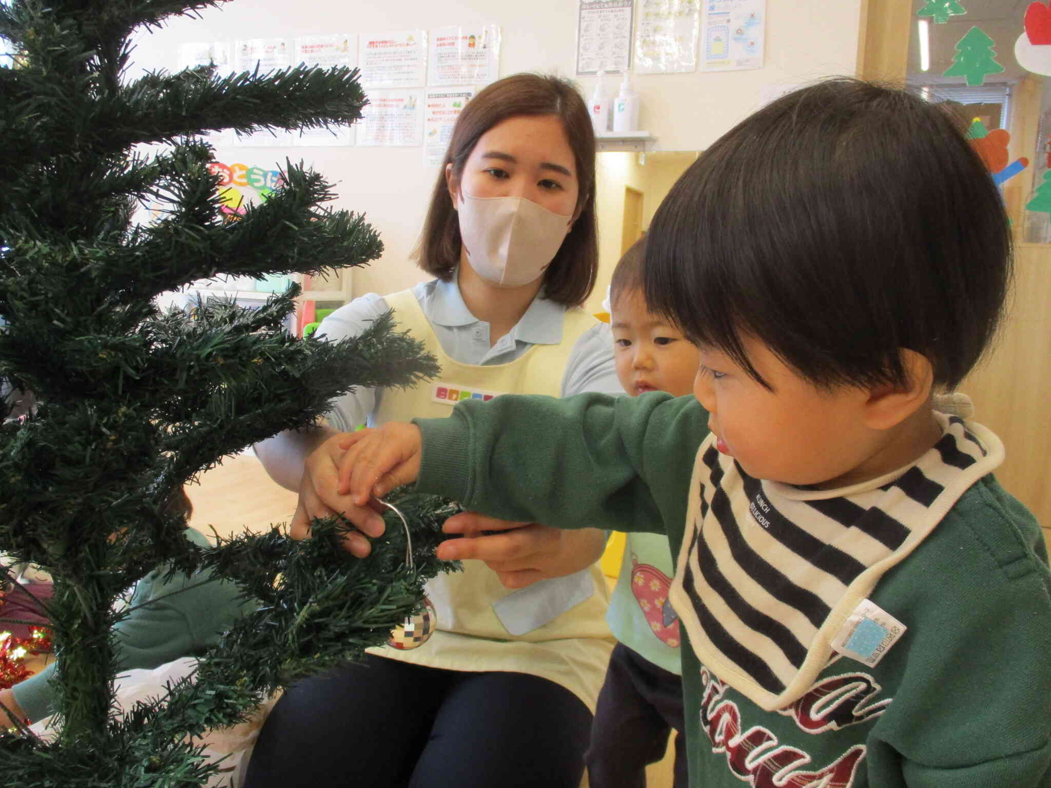 「僕は一人で飾り付けできるよ～。サンタさん、お空から見ててね！」