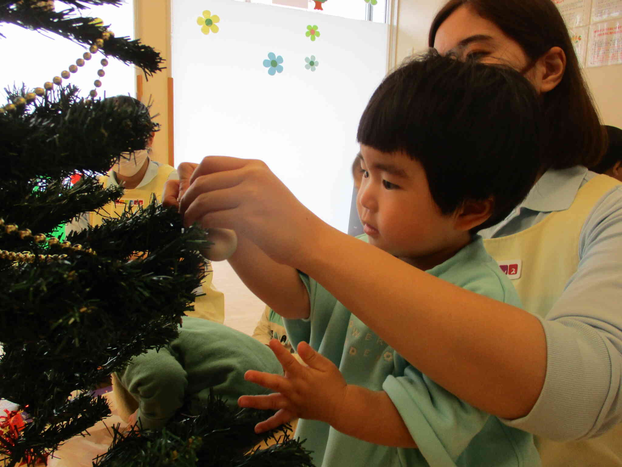 先生と一緒に飾り付け楽しいなぁ。