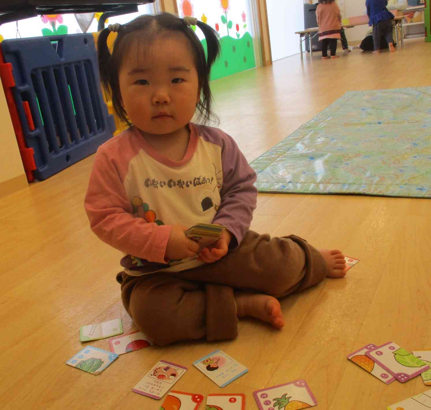 ひよこ組（０歳児）の女の子も絵合わせカードに興味津々です。