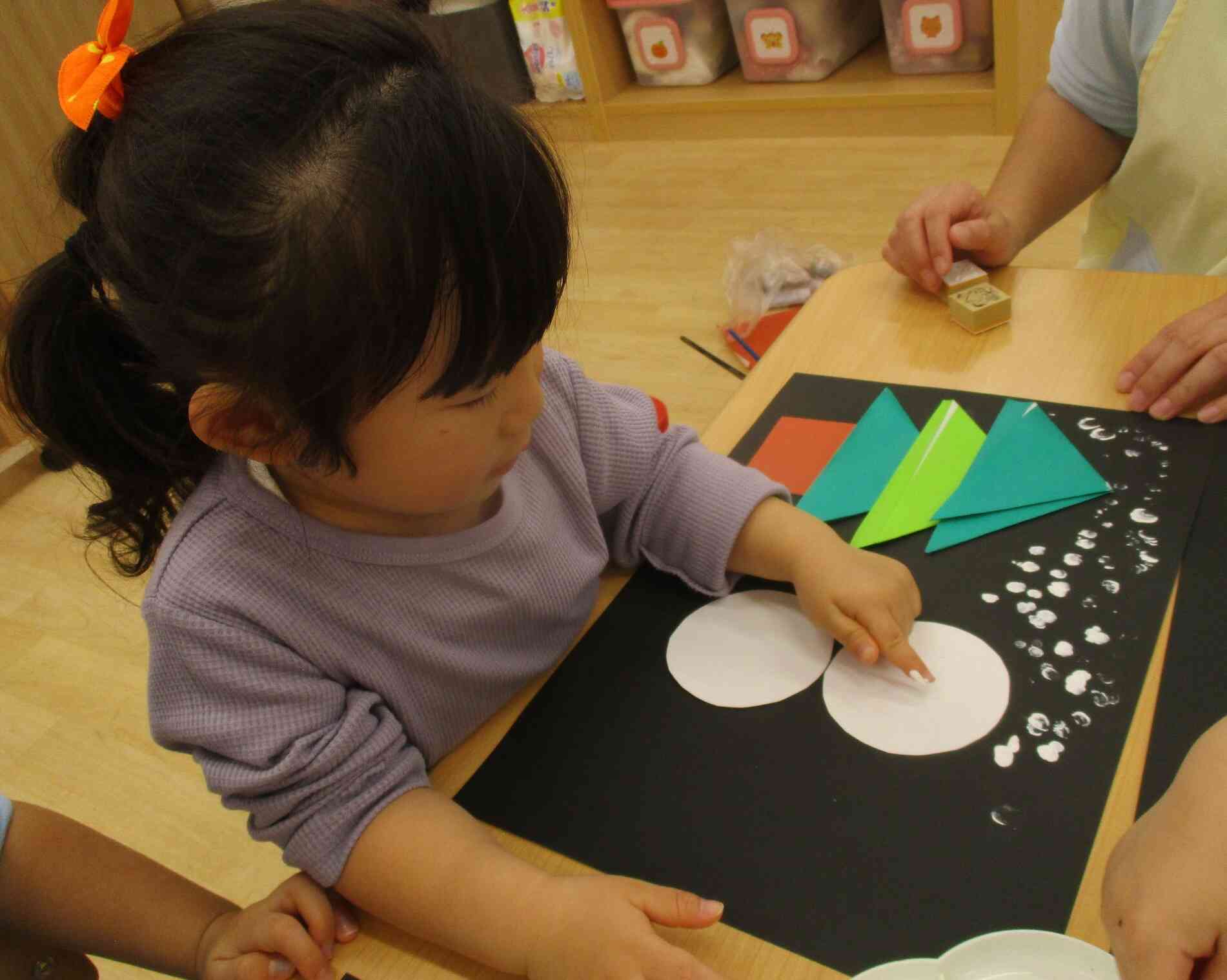 雪だるまにも雪が降ってるの。