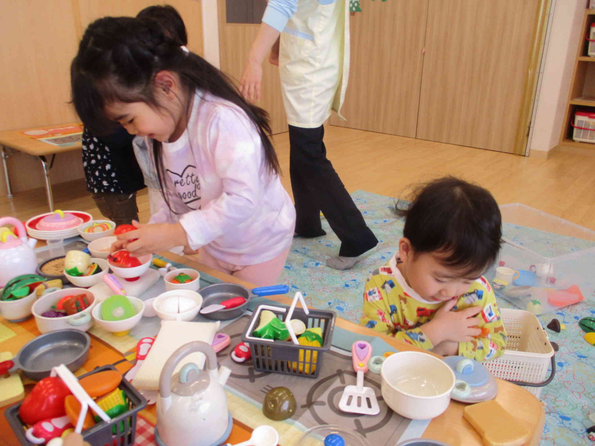 ご飯を作っている最中のうさぎ組（2歳児）さんのテーブルです。パーティーかな。