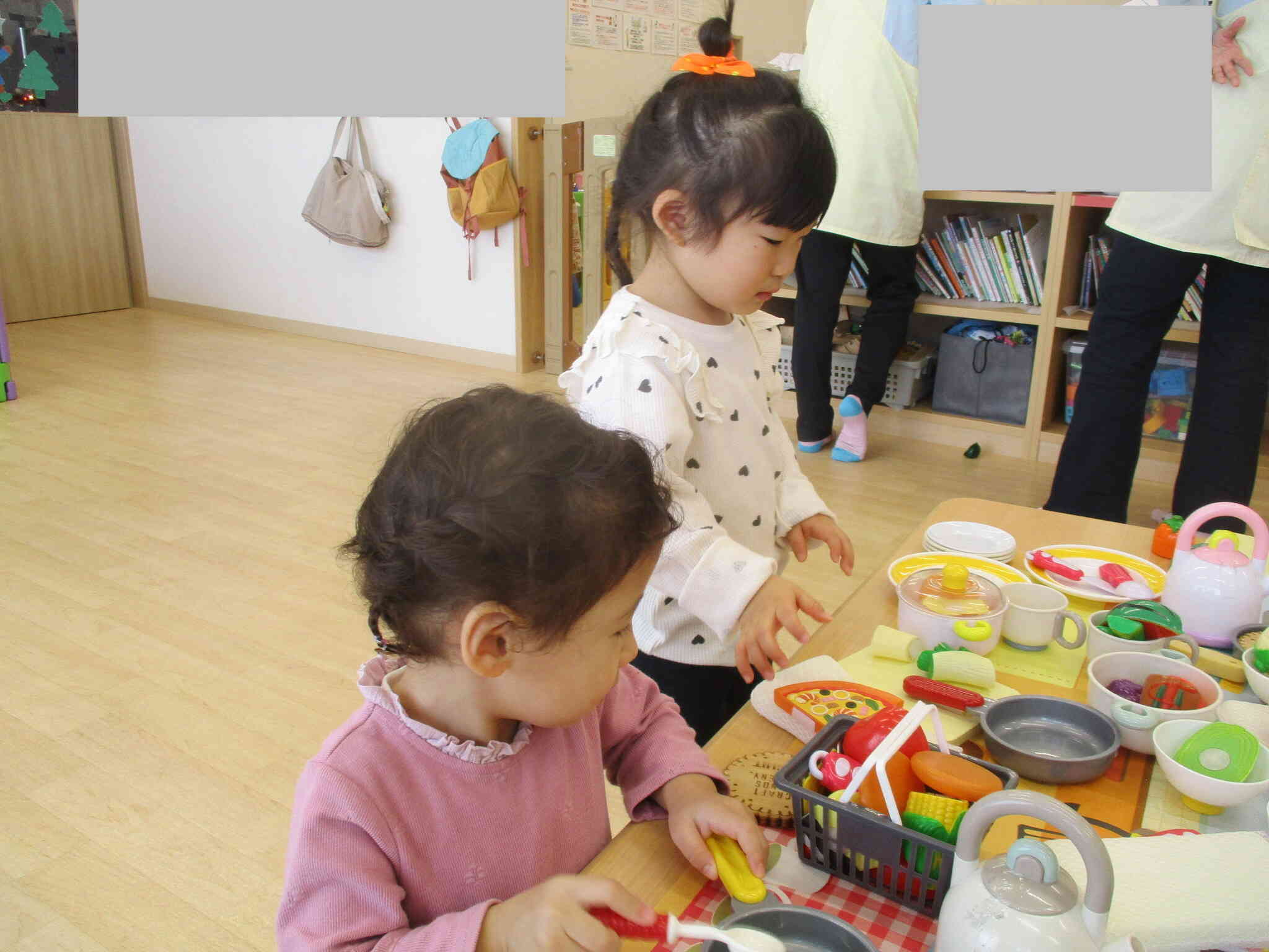 食べ物をいっぱい出してご飯を作っている最中です!