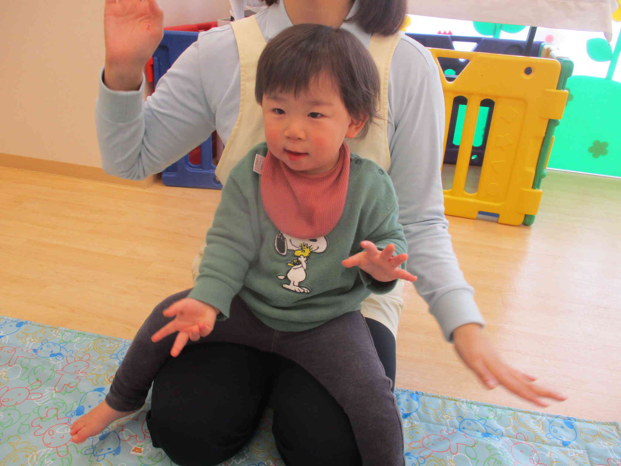 Helloの曲を先生の膝の上で踊ったよ！