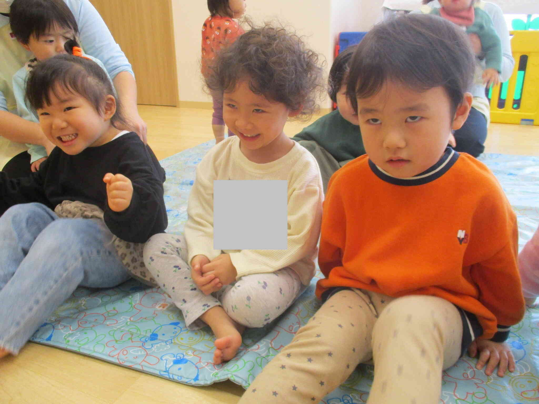 曲の中で「怒っている顔」が出てくると怒っている顔をする子ども達です。