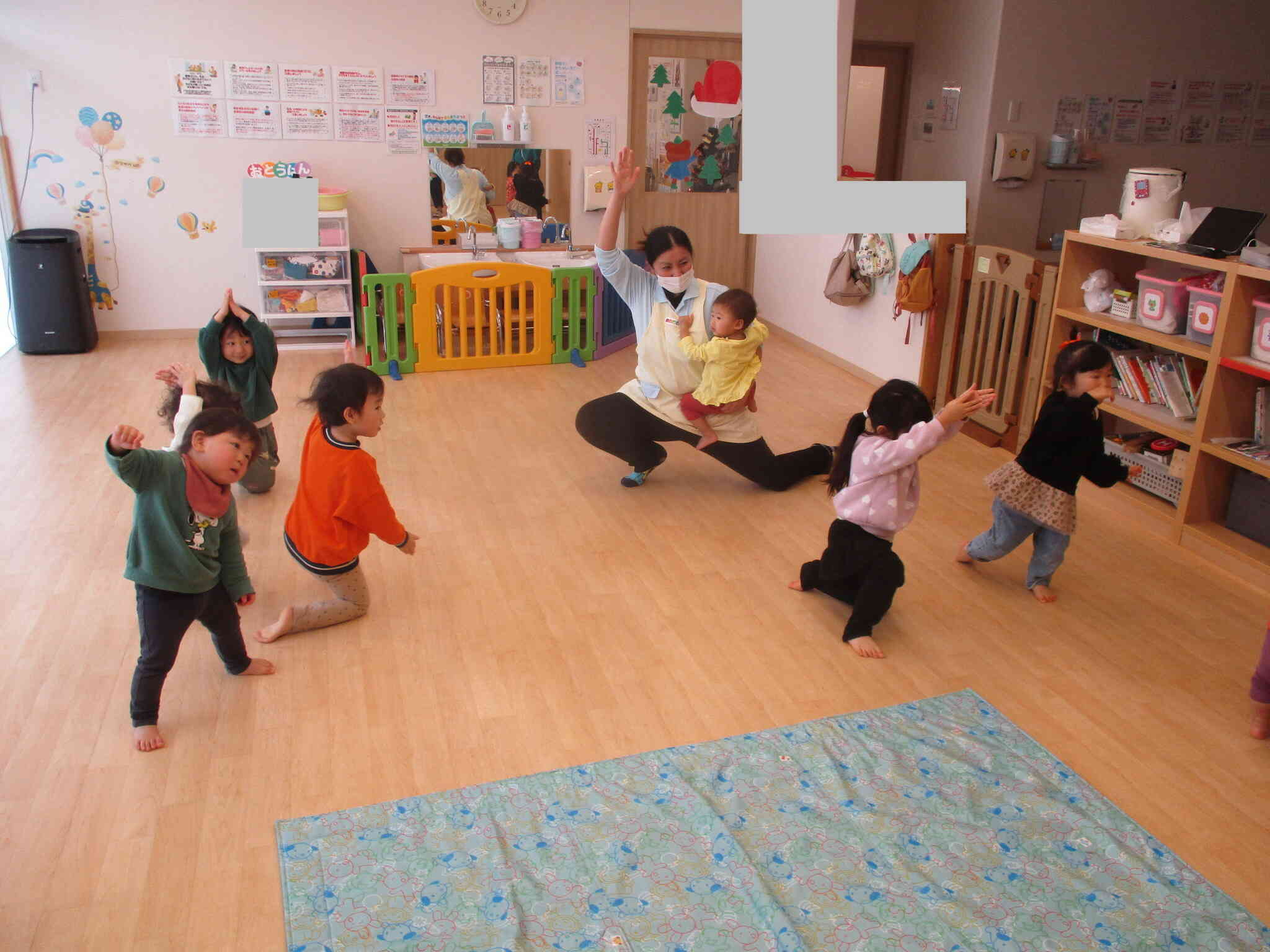 みんなでヨガをしているよ！