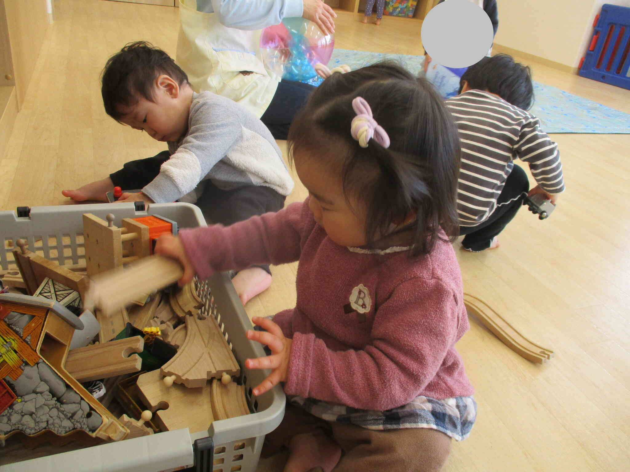 ひよこ組（0歳児）さんは電車で遊びました。