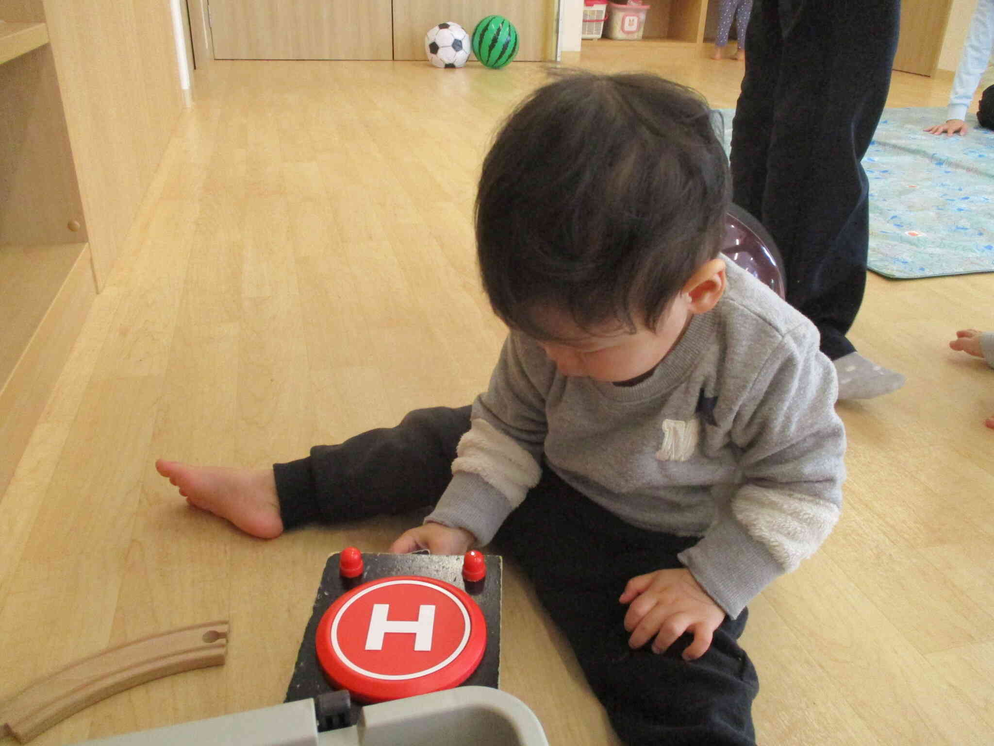 電車が出てこなくなって一生懸命取ろうとしていました。