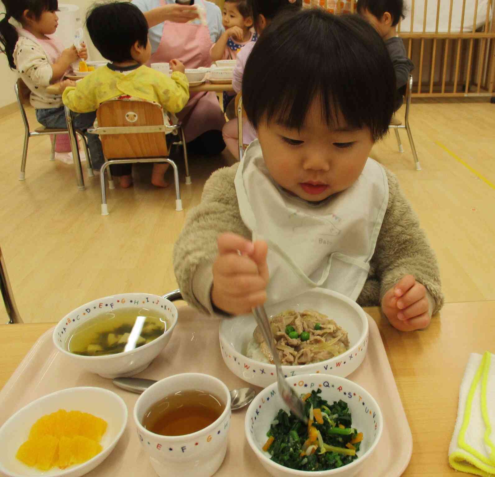 リハーサル後の給食は一段と美味しいな。