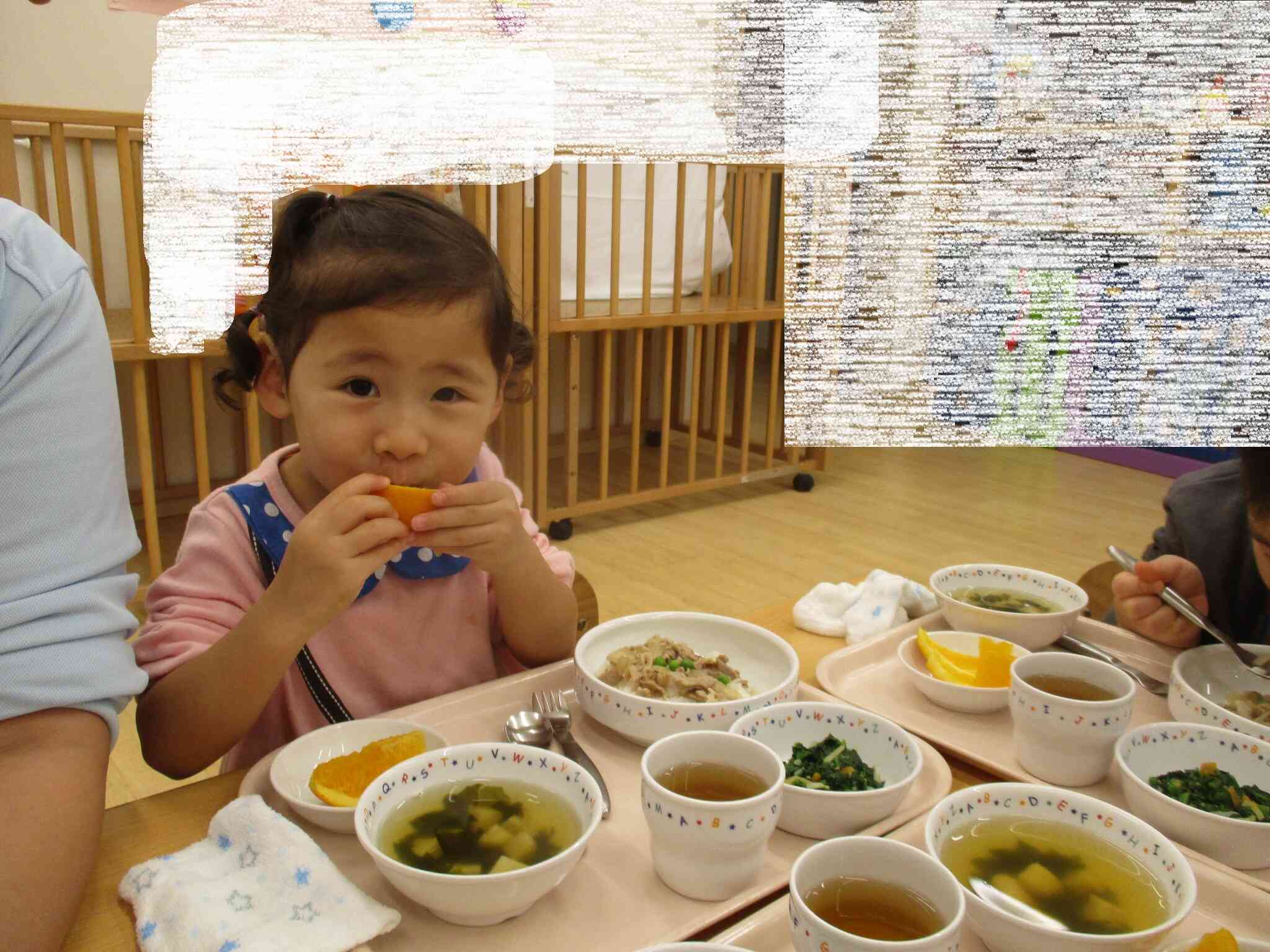 美味しいーと袖をまくり服を汚さないよう頑張っていました。