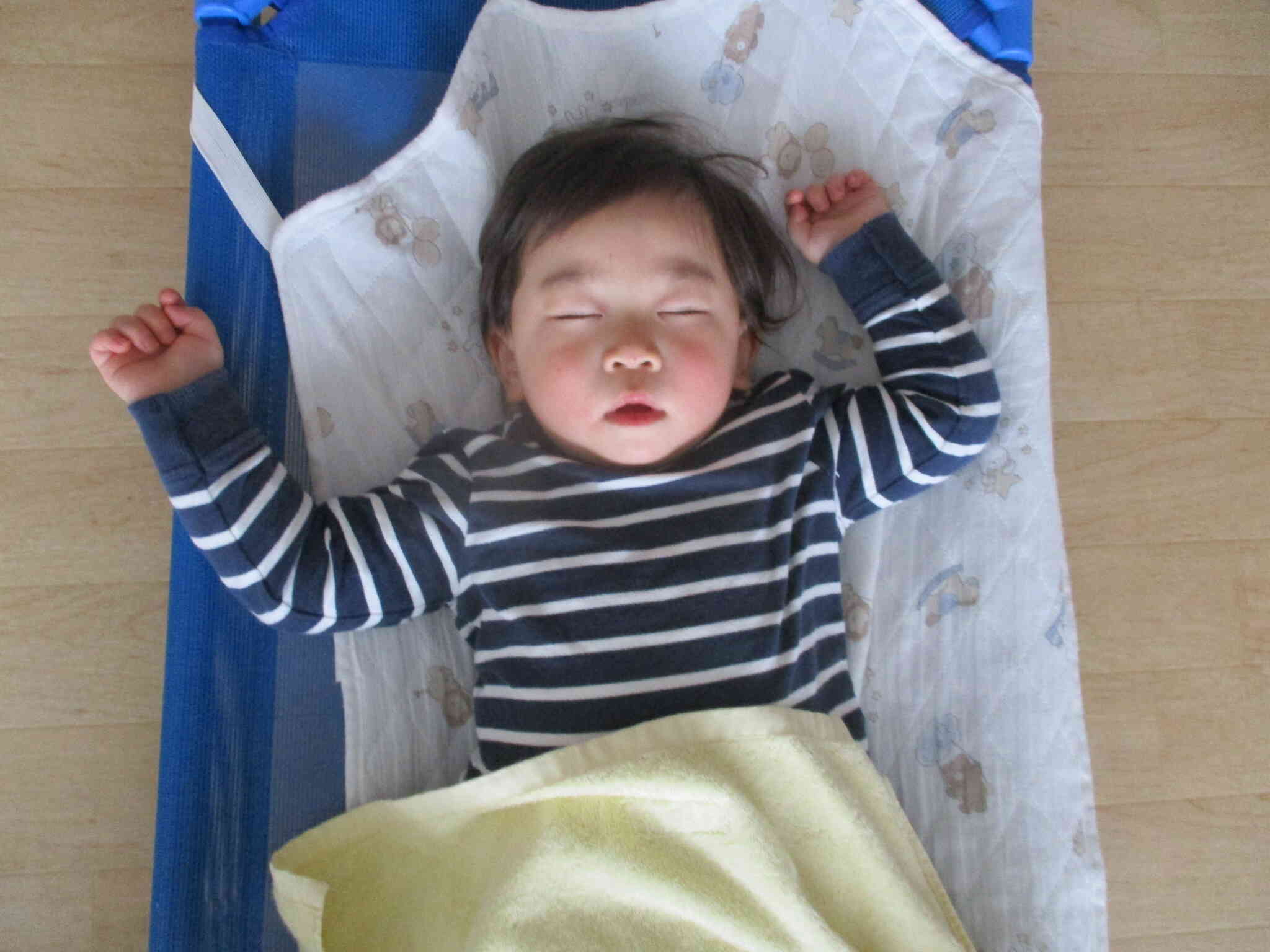 大の字で爆睡中。