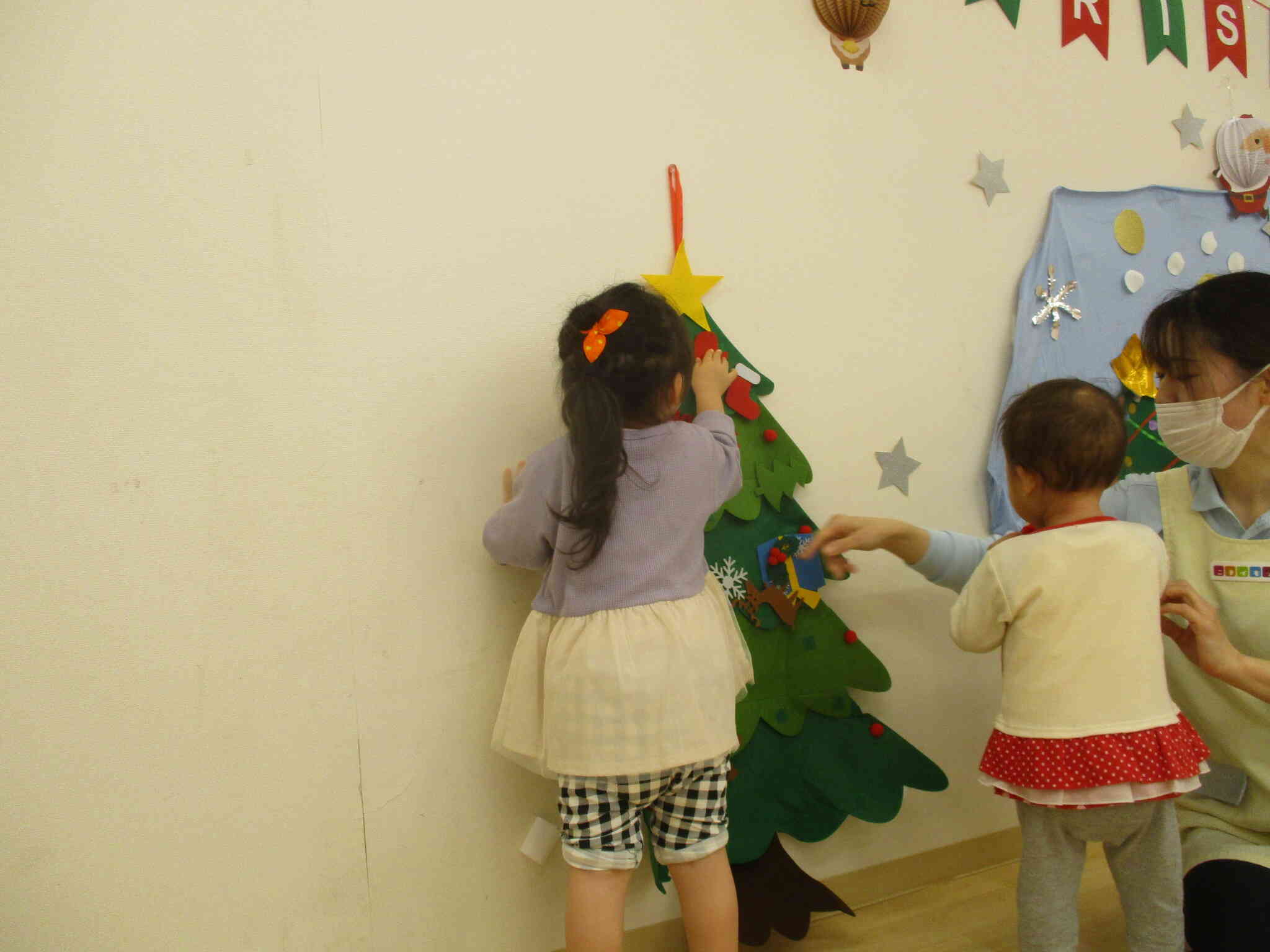 みんなで力を合わせてツリーを完成します！