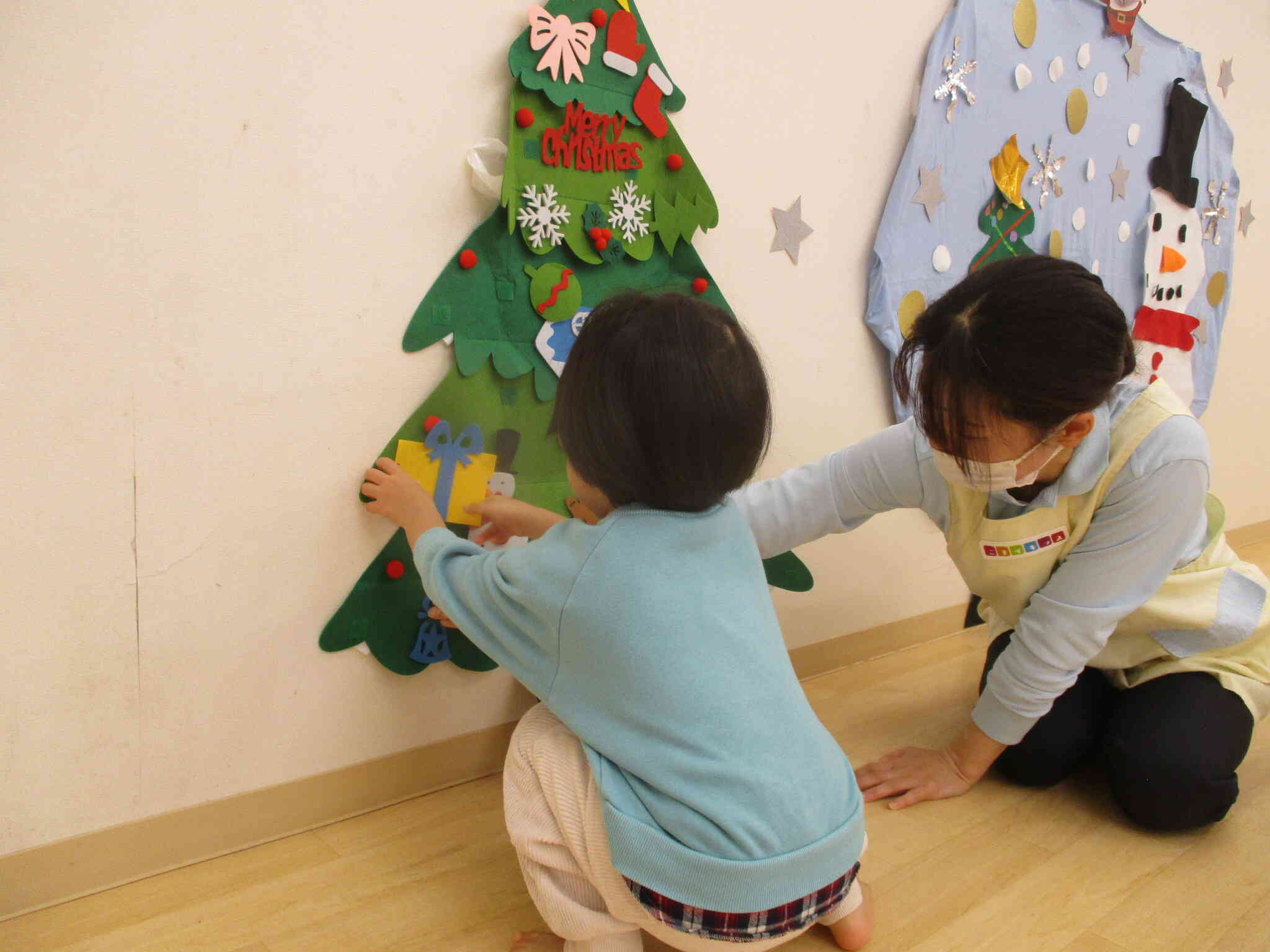 「どこに飾ろうかなぁ？」と考えながら上手に貼ってくれました。