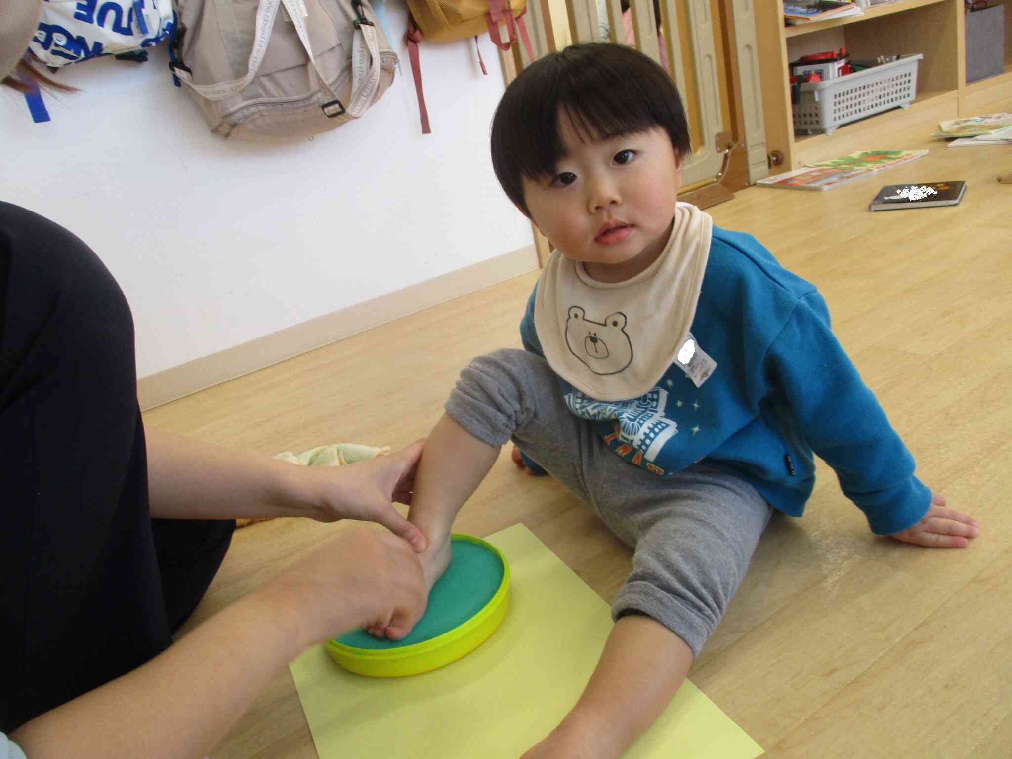 成長記録。足型取りながらカメラ目線バッチリ！