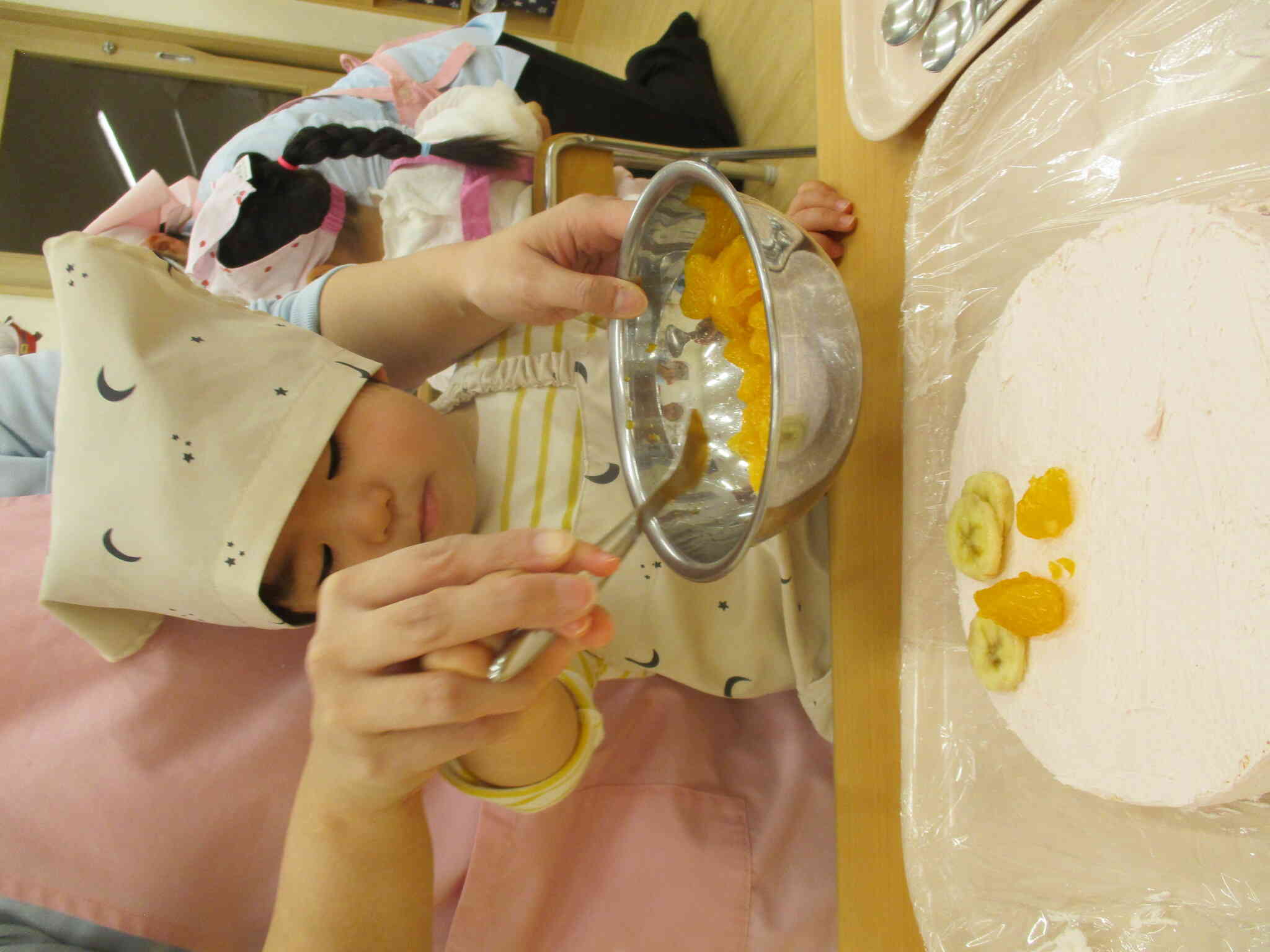 いちごの生クリームでおいしそうだね。バナナとみかん缶乗せるよ。