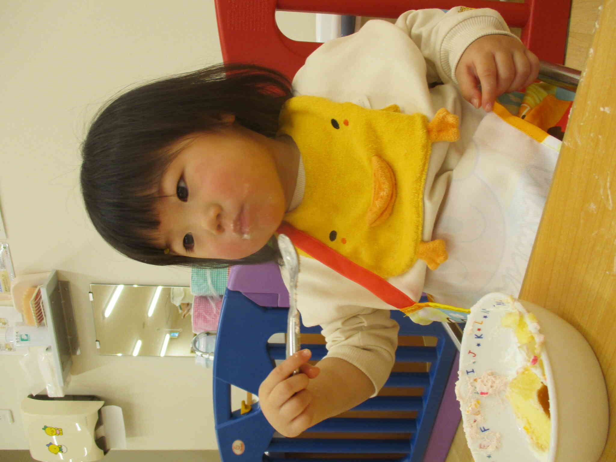 上手に自分でお口まで運んで食べているよ。