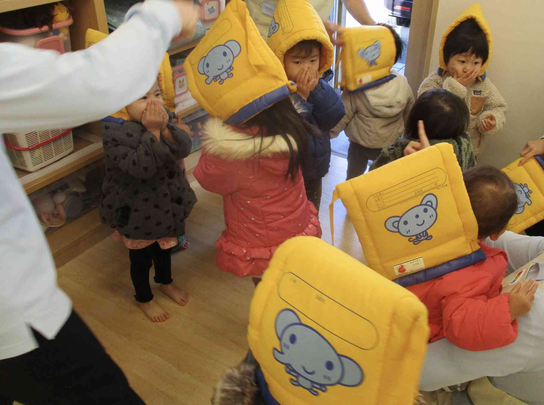 みんなで防災頭巾をかぶって…