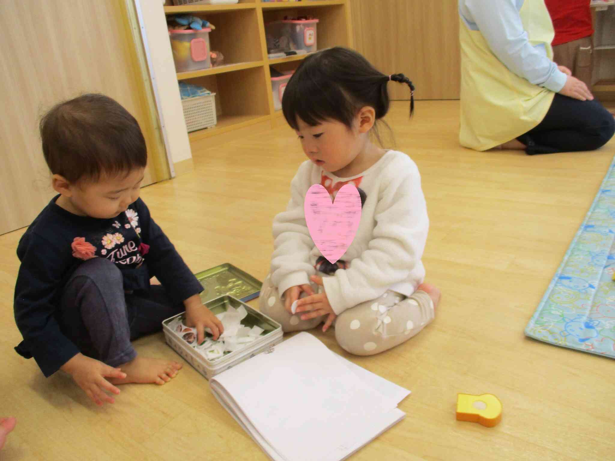 仲良くシール貼り