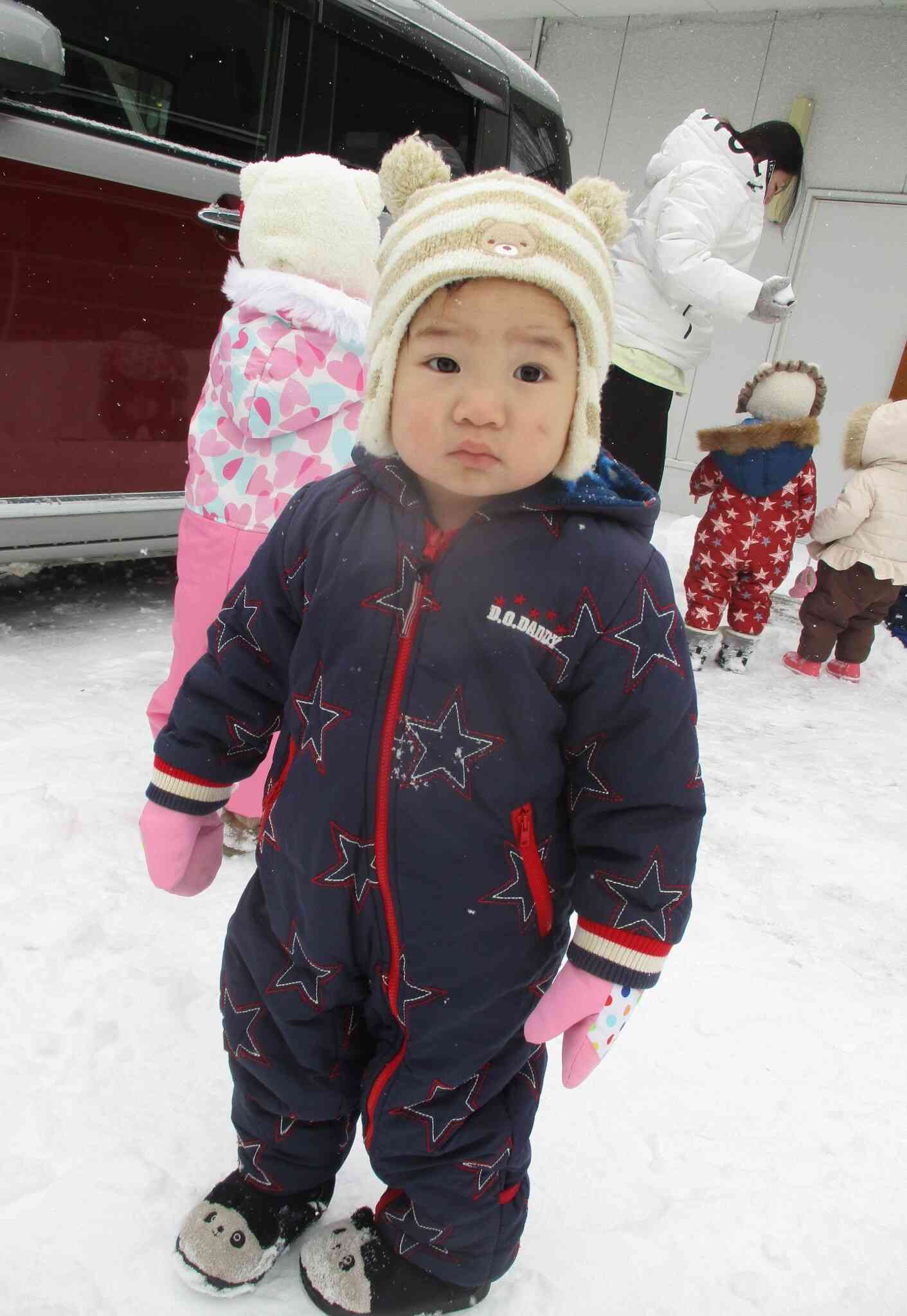 少し寒そうなひよこ組（０歳児）ジャンプスーツ姿可愛いよ。