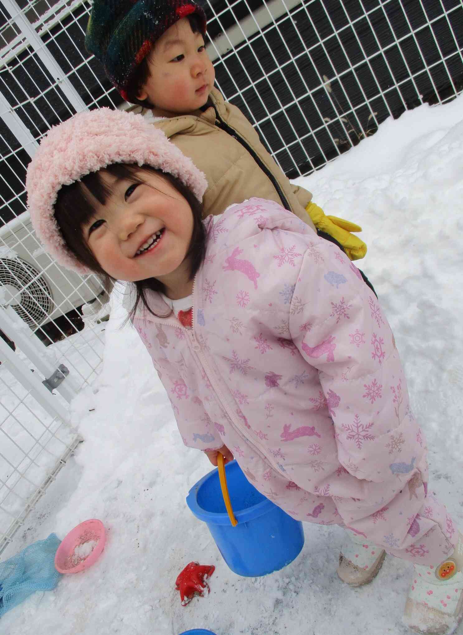 みんなで初めて雪遊び