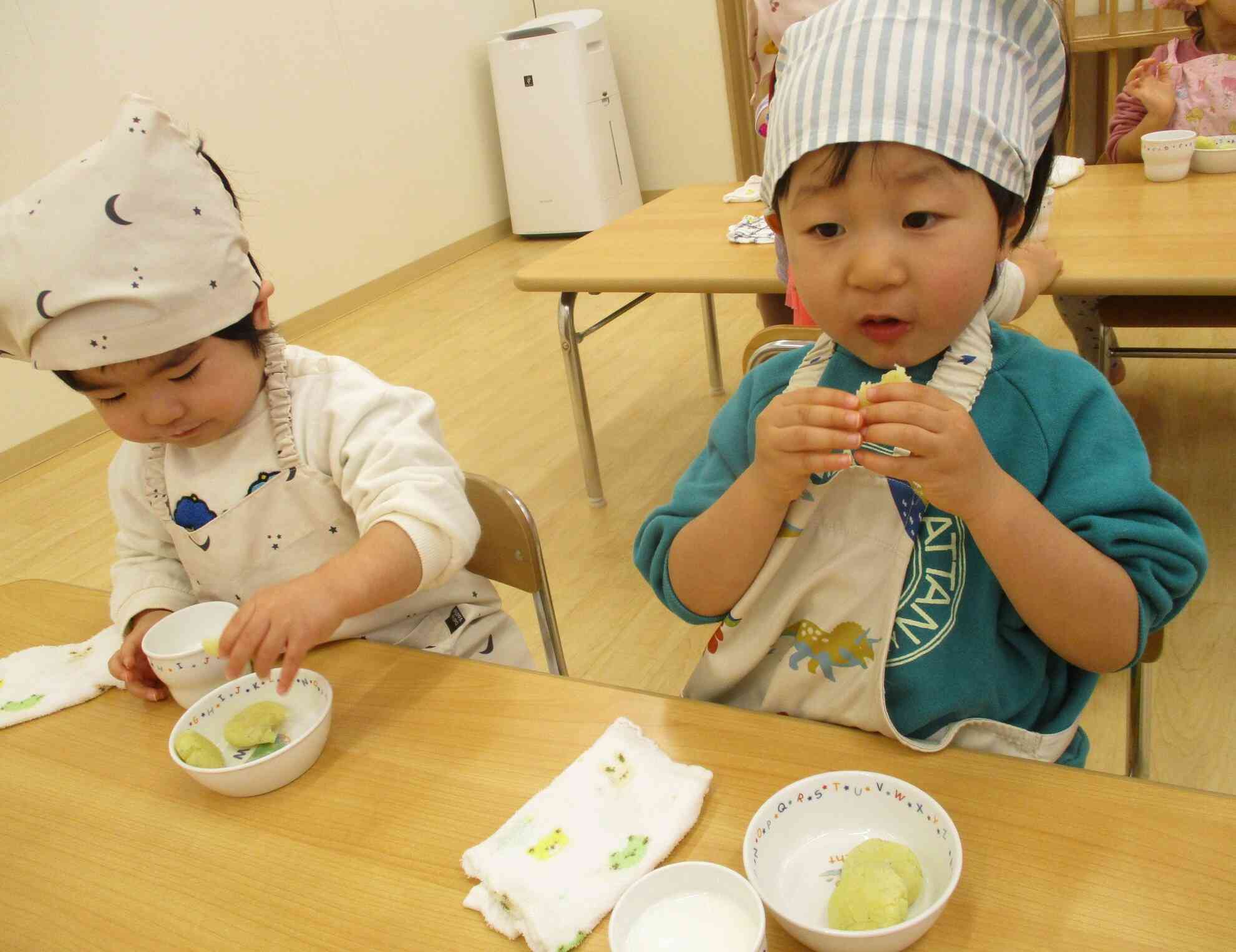 あひる組（１歳児）は食べるのに夢中です！