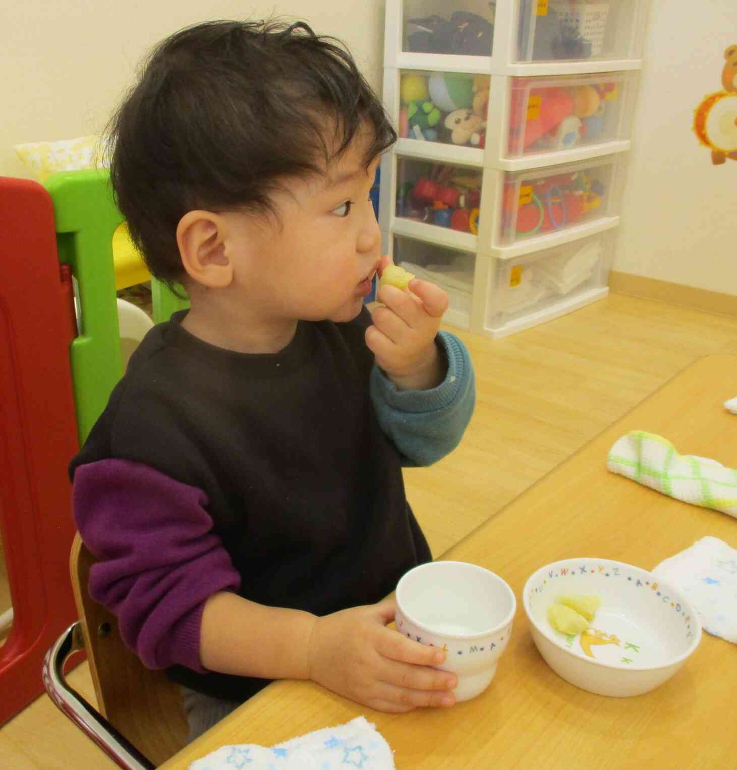 ひよこ組（０歳児）も美味しく食べました。