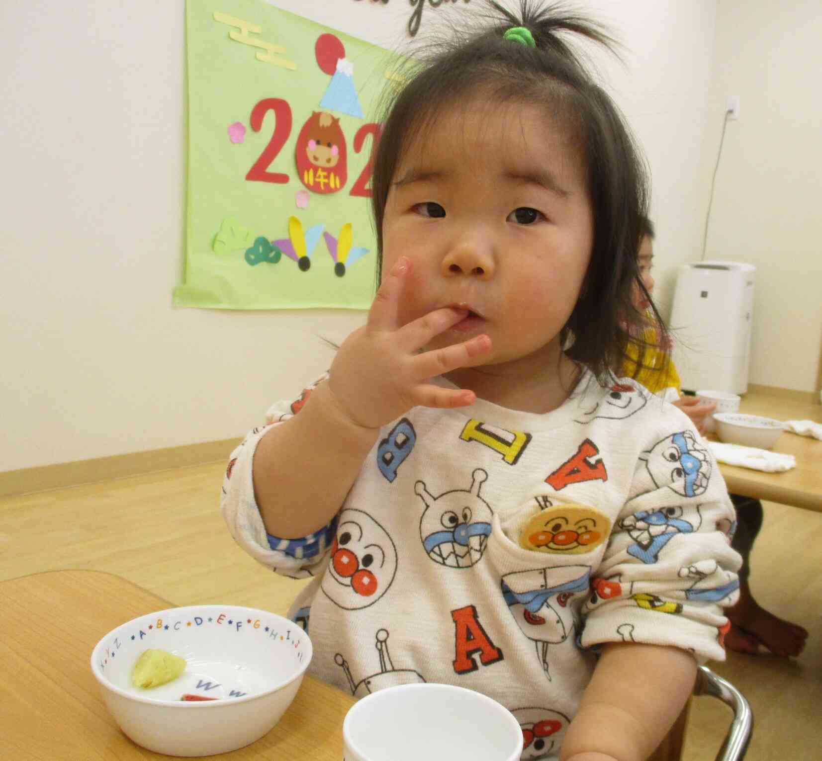 指をなめちゃうほどおいしそうに食べる姿が可愛いです。