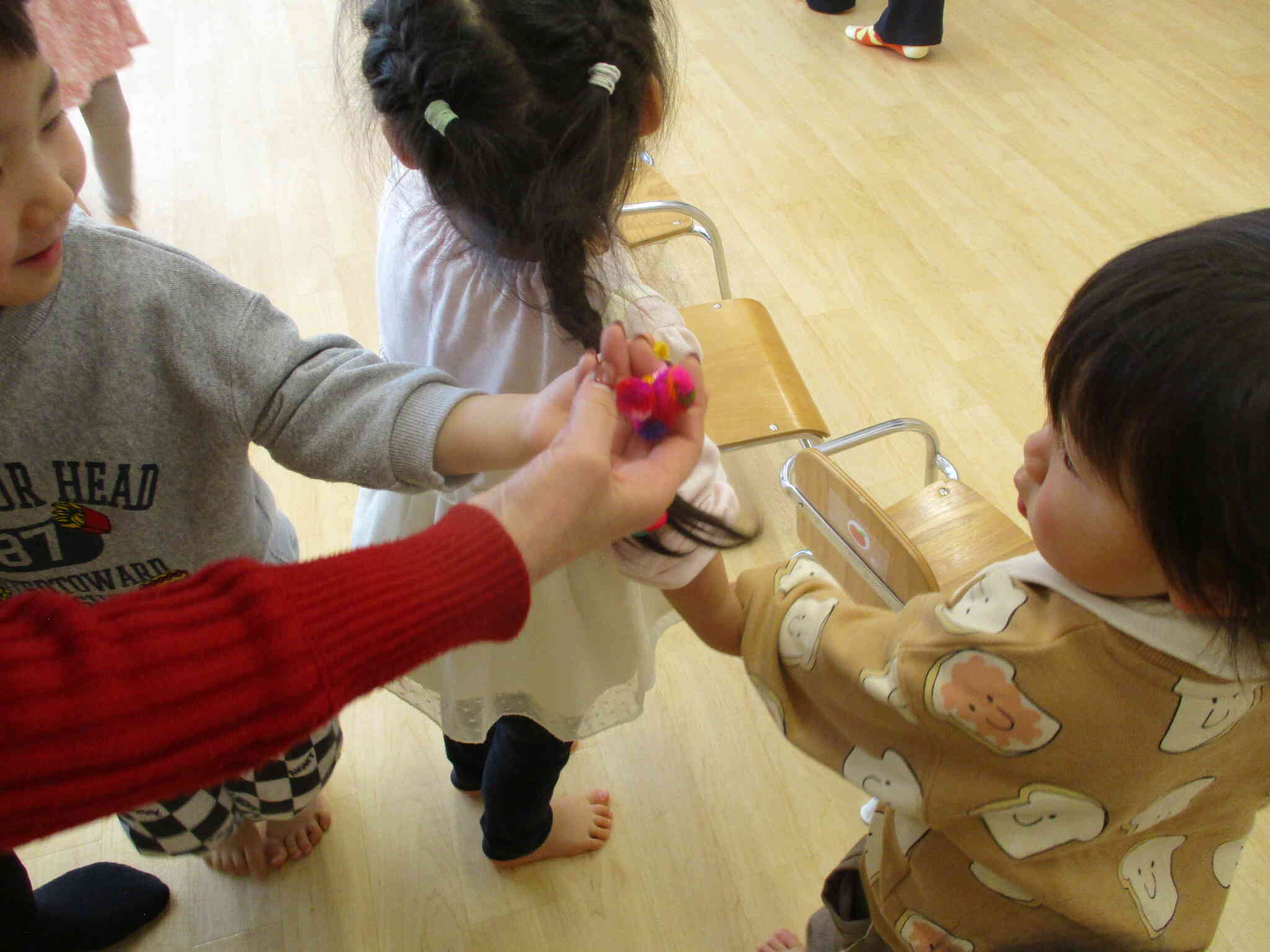 カラーのお勉強もしたよ。「赤、見つけた～」と嬉しそうです。