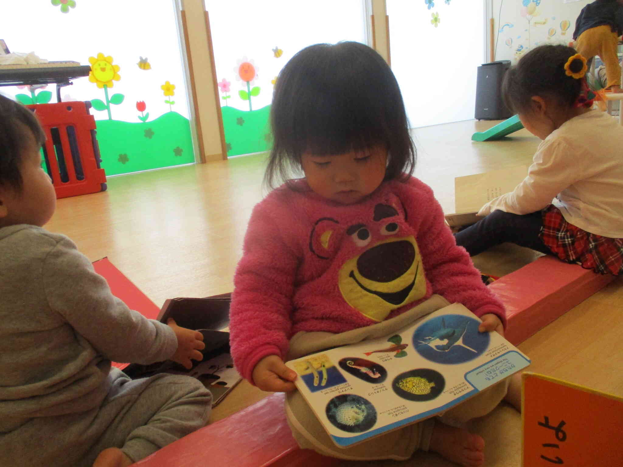 絵本大好きな女の子。