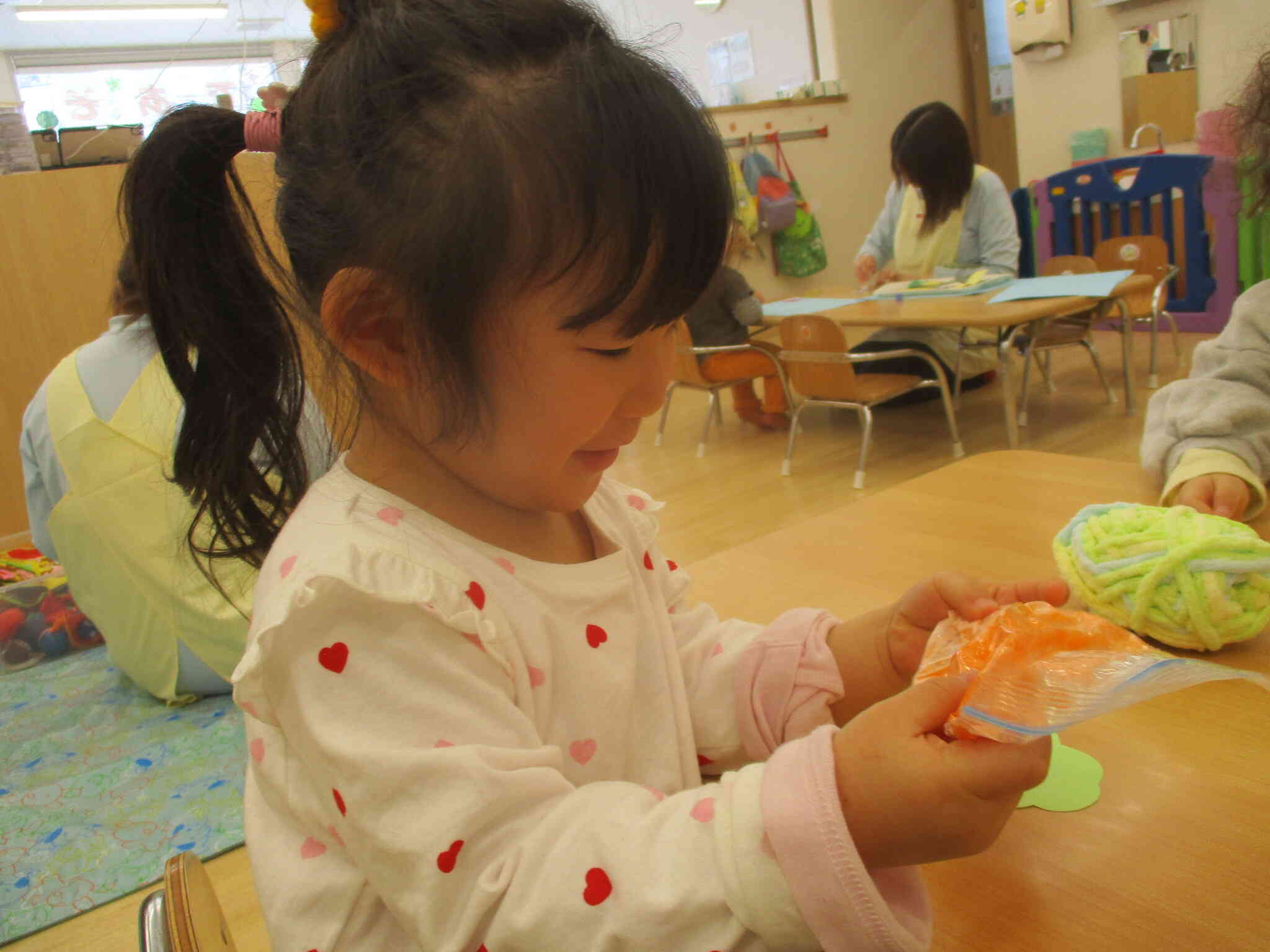 袋に入れた絵具を上手に混ぜれるかな？