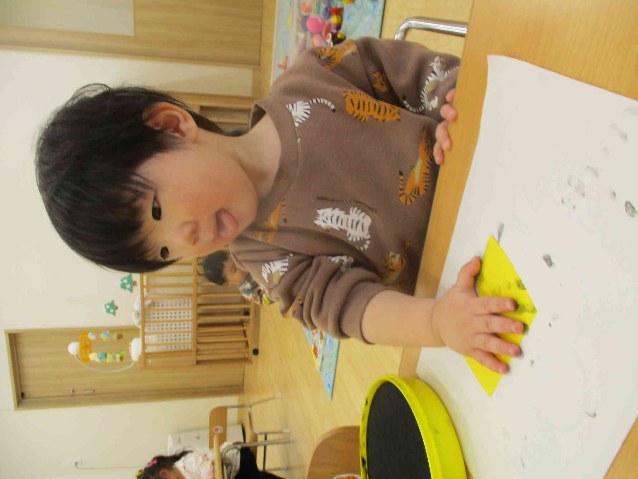 製作が上手になってきたひよこ組（0歳児）さん！