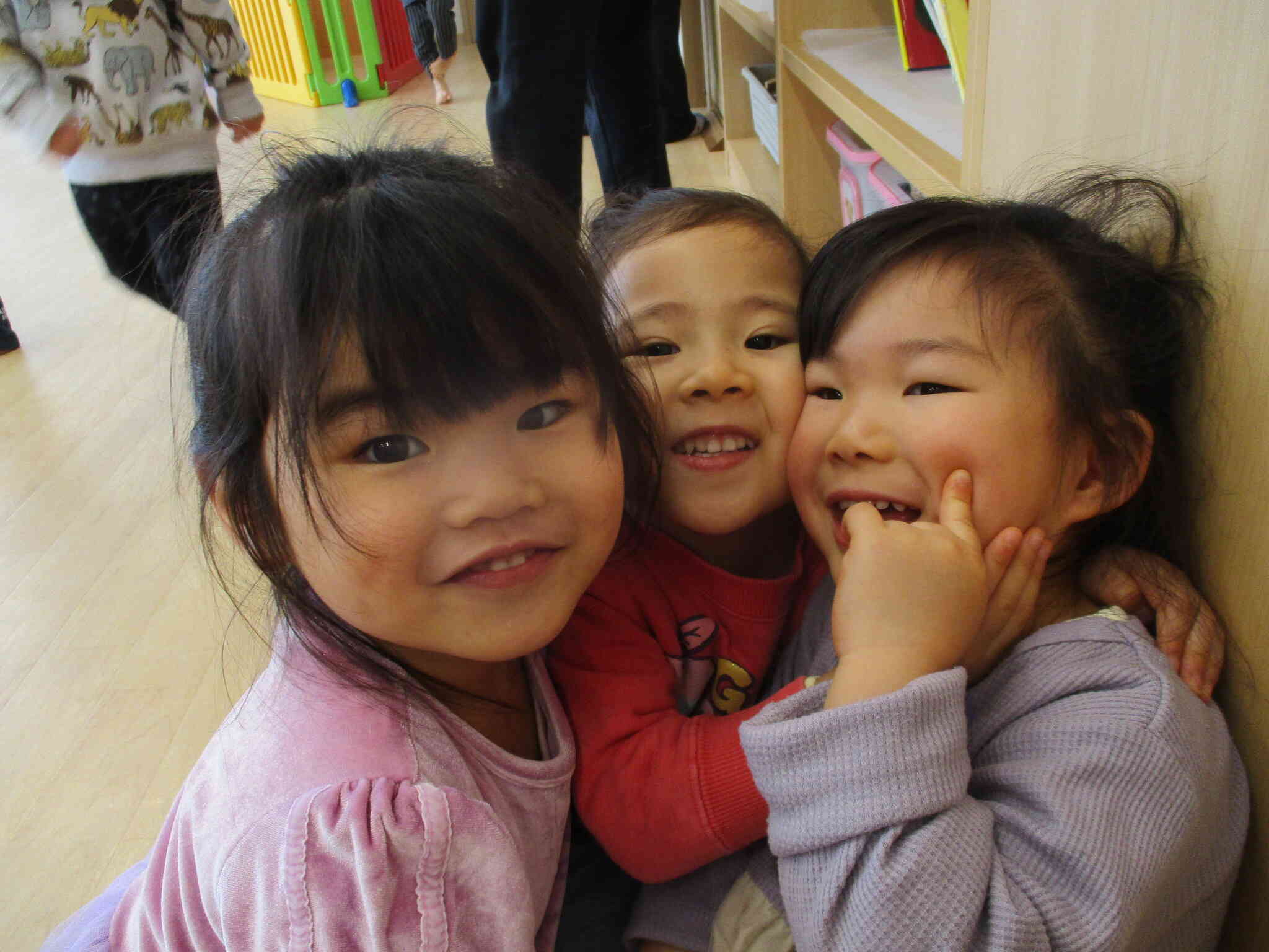 お友だちだーい好き。ほっぺとほっぺをむぎゅー！