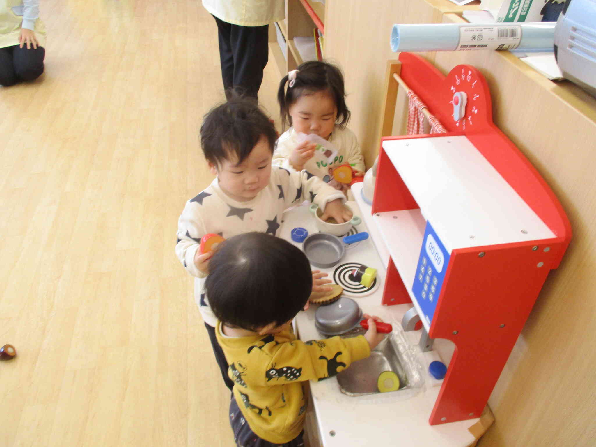 仲良くキッチンを使ってシェアハウスのようですね。