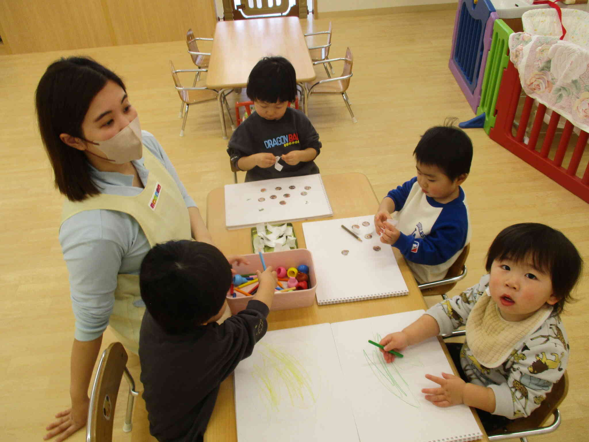 あひる組（1歳児）はシール貼りやお絵描きもしたよ！