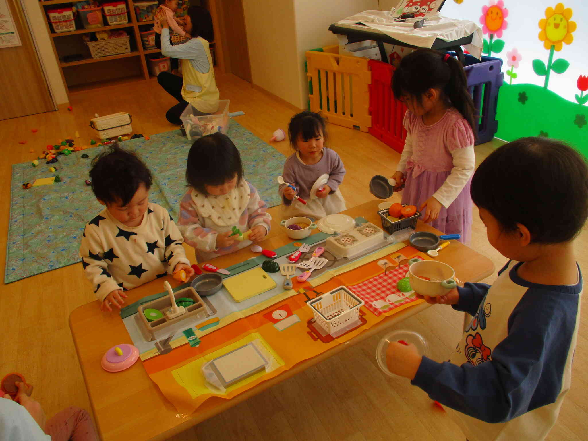 英語教室の後は異年齢児でおままごとで仲良く遊んだよ！