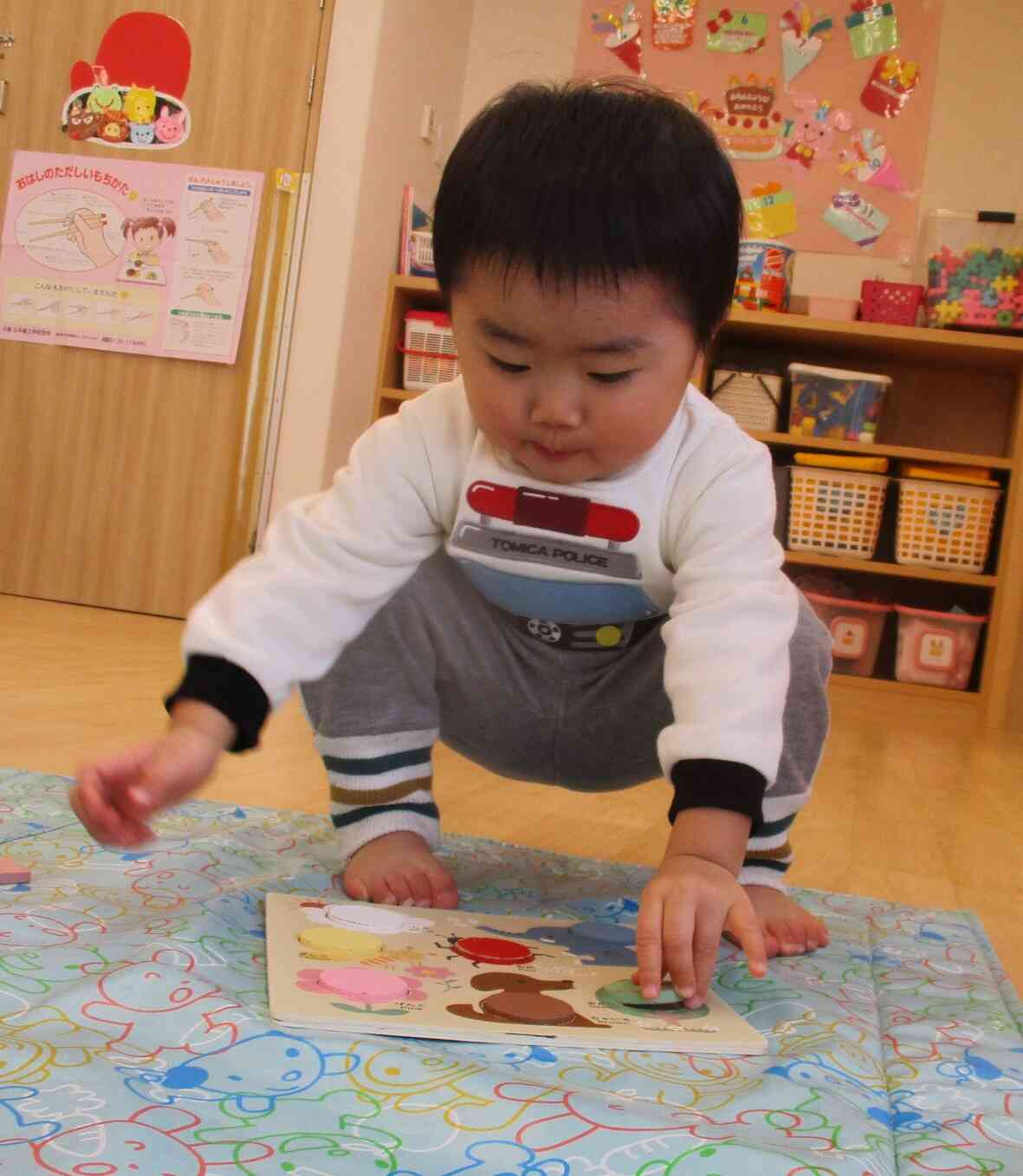 しゃがんで遊ぶ姿も可愛いです。