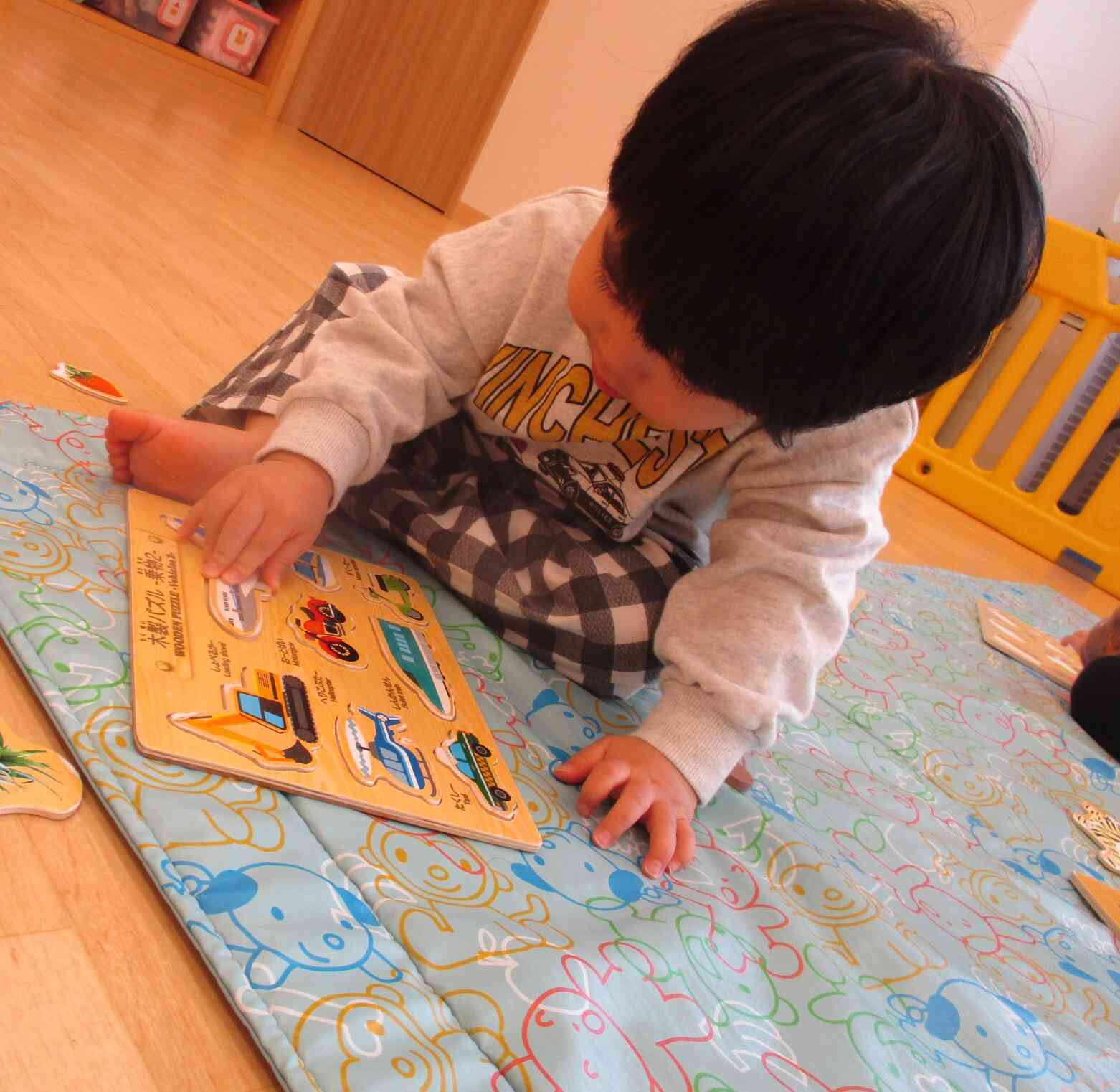 乗り物のパズルに興味津々！