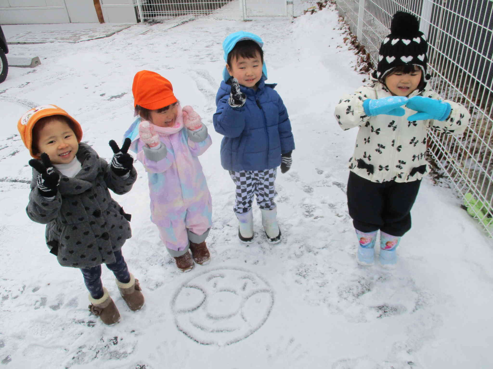 冬の寒さにも負けず元気いっぱい！雪だるまも作りました。