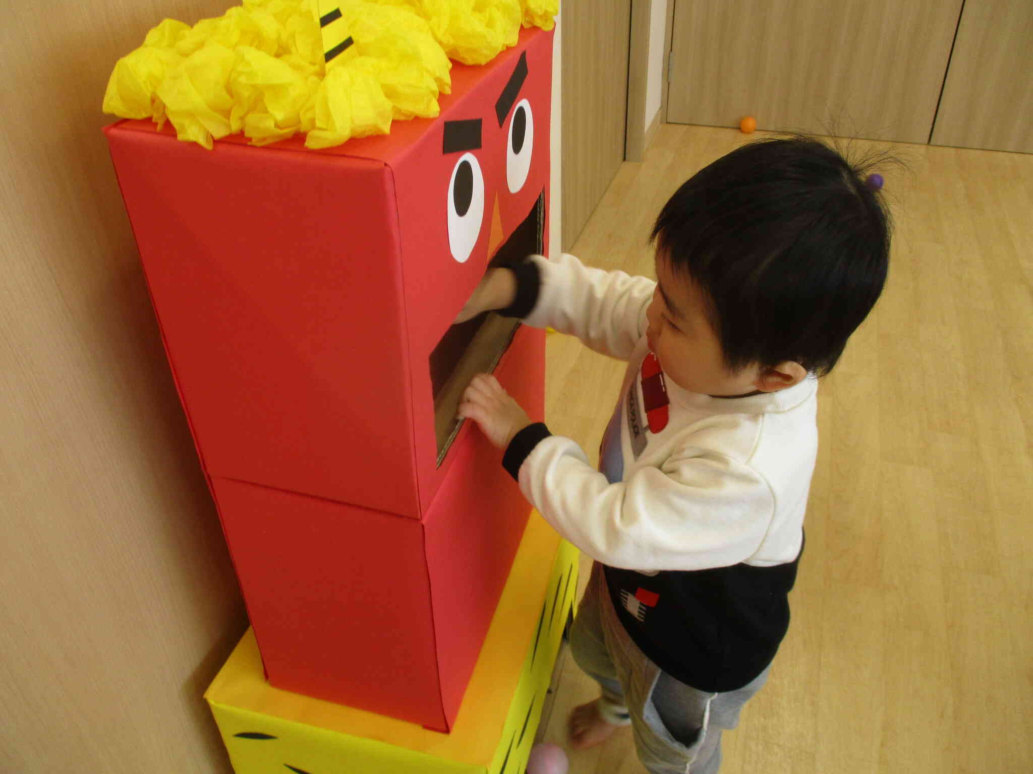 鬼さんのお口が気になる男の子。この後も力強く鬼さんを退治してくれました！