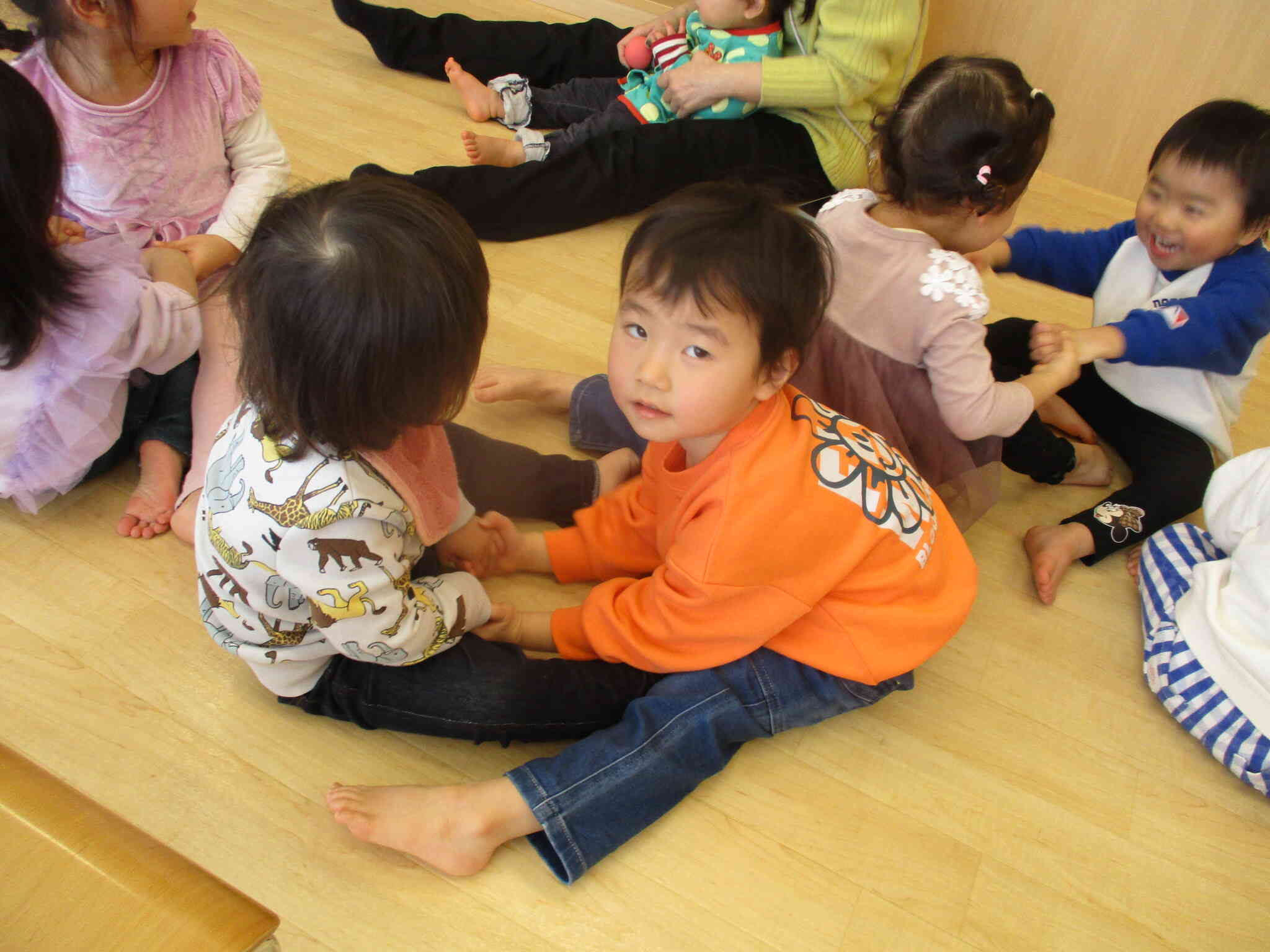 お友だちと漕ぐボート楽しいね。