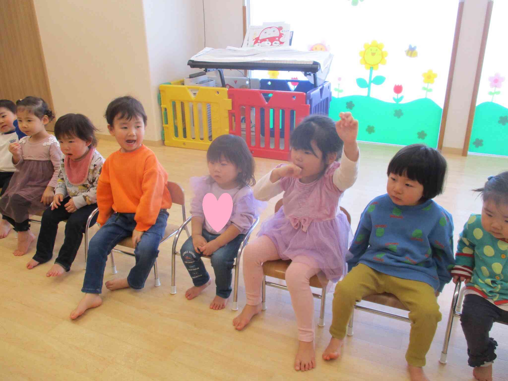 先生のお手伝いしたい人～？と声をかけると手を挙げていました。