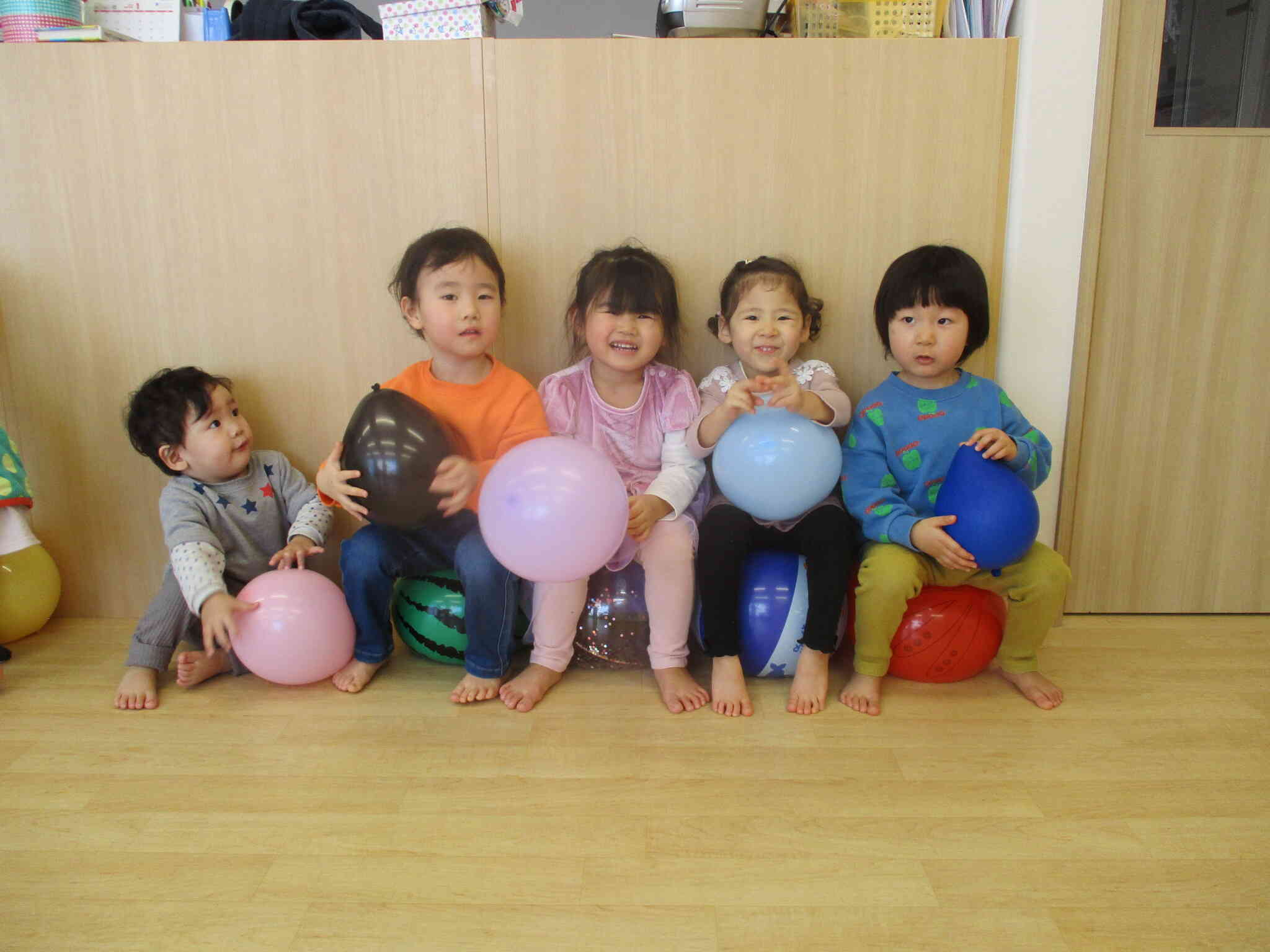 英語教室の後にはみんなで風船遊びをしたよ。仲良しだね。
