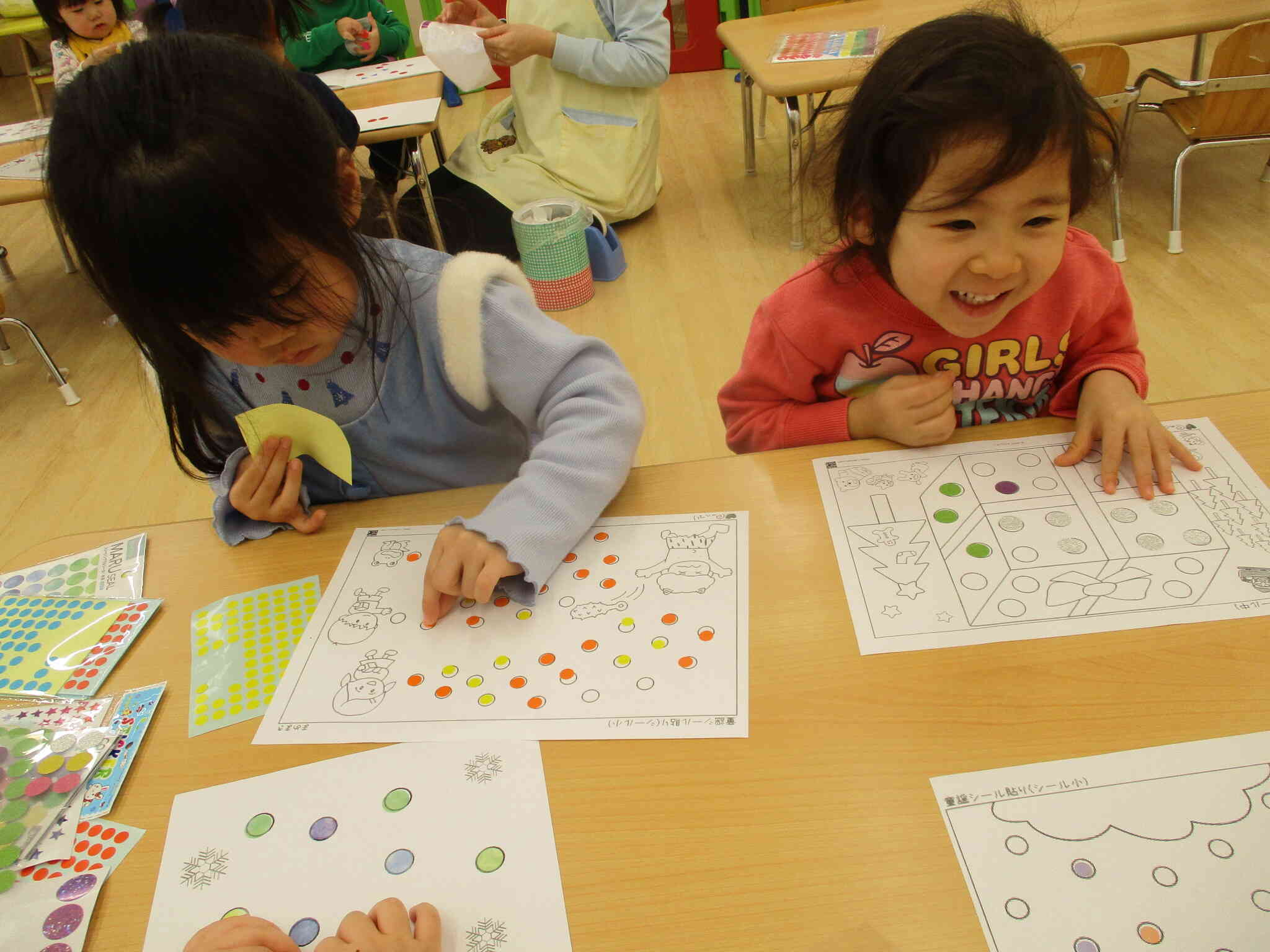 季節のシール貼りをしたよ！