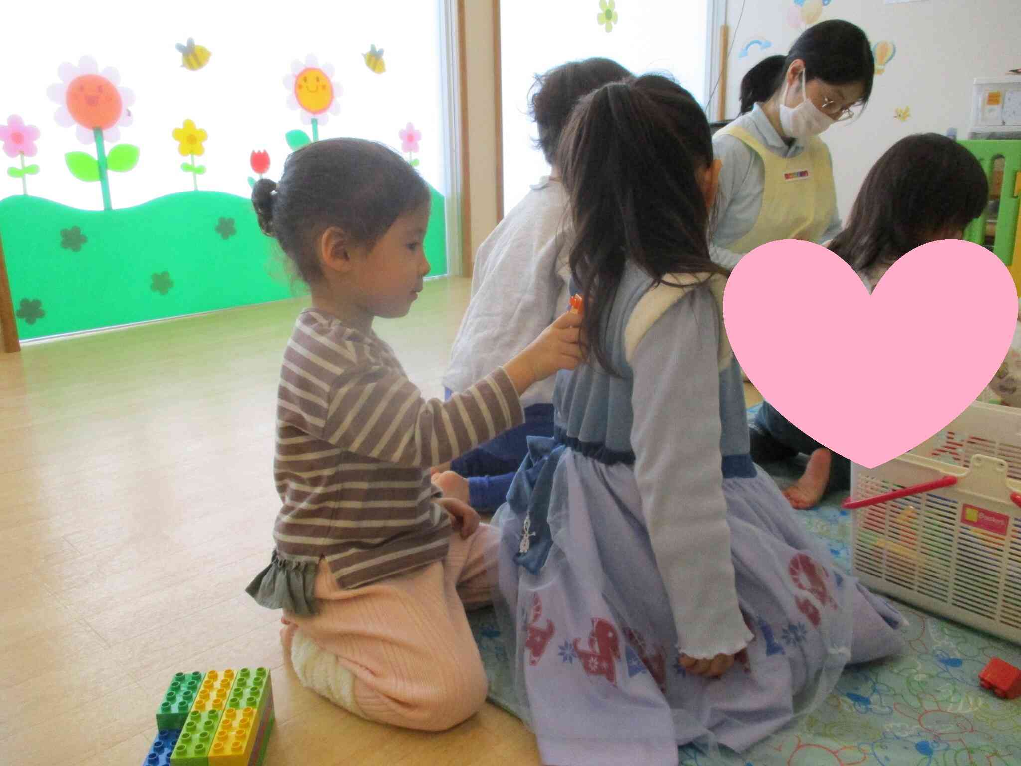 聴診器当てますね～。後ろを向いてください～。