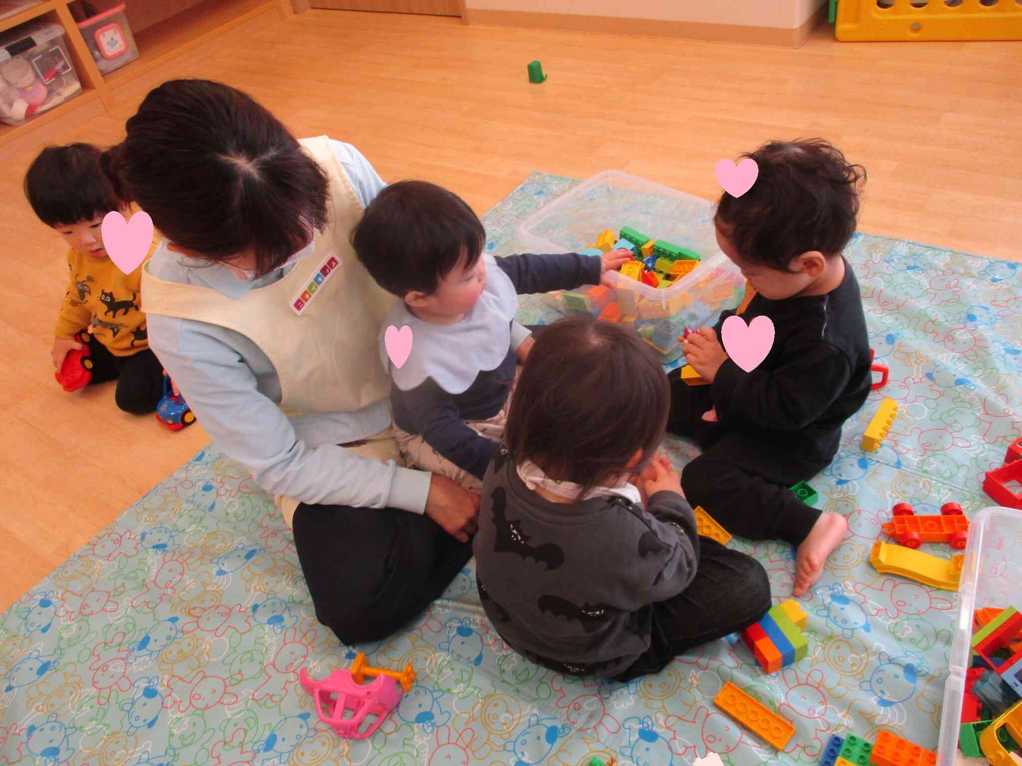 ひよこ組(０歳児)とあひる組（１歳児）仲良く集まって遊ぶ姿が可愛らしいですね。