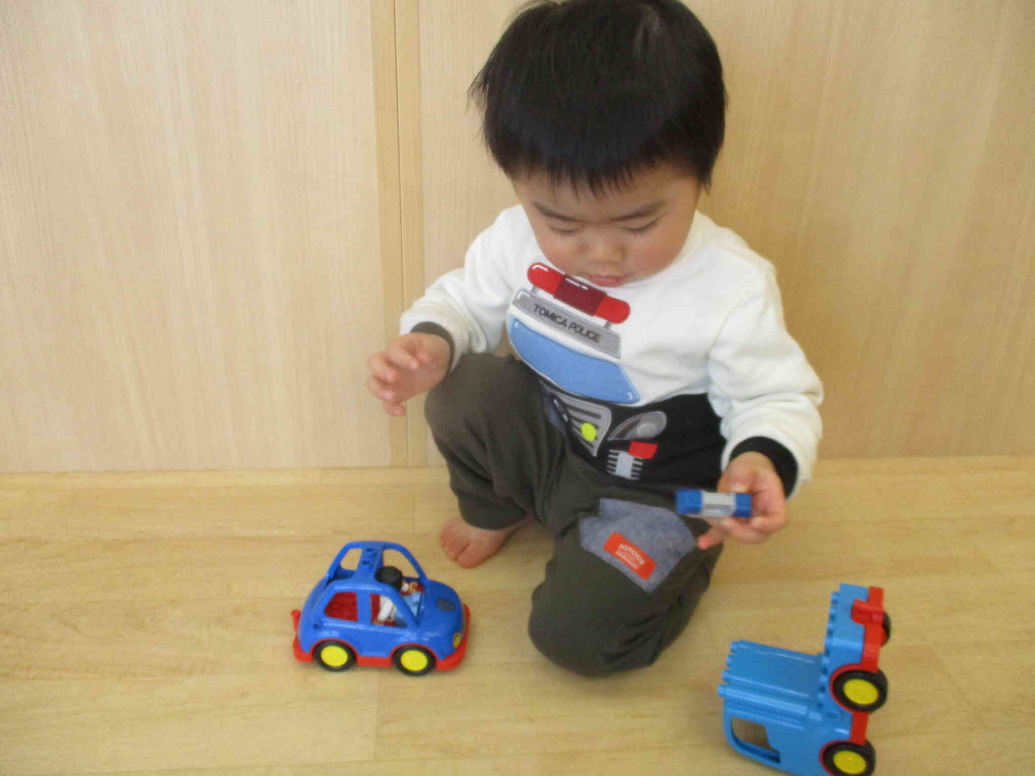 車が大好きなんです。トラックとパトカー走りますよ～。