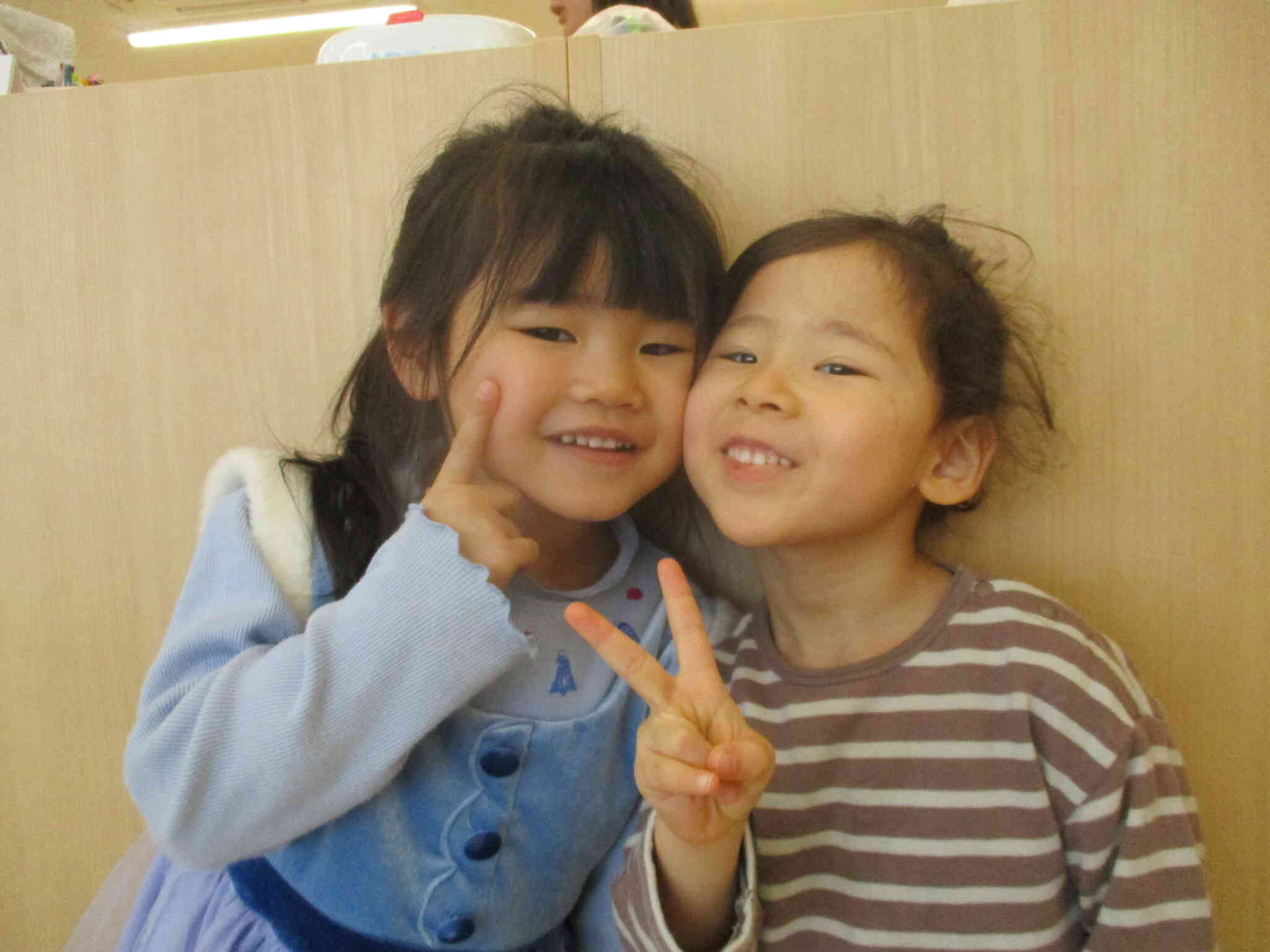 お友だち大好き。ほっぺとほっぺをむぎゅー！