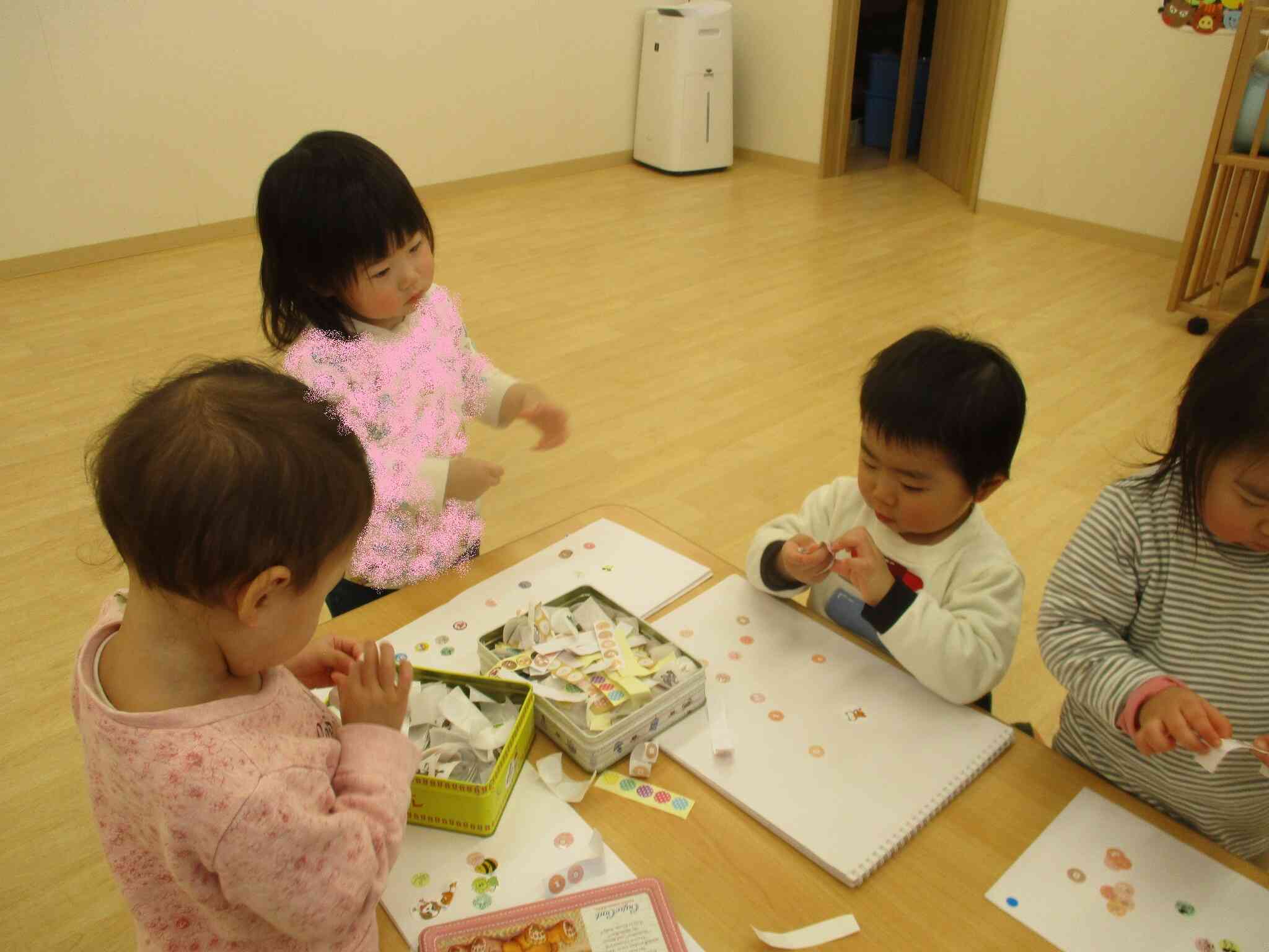 シール貼りもして集中力アップ！