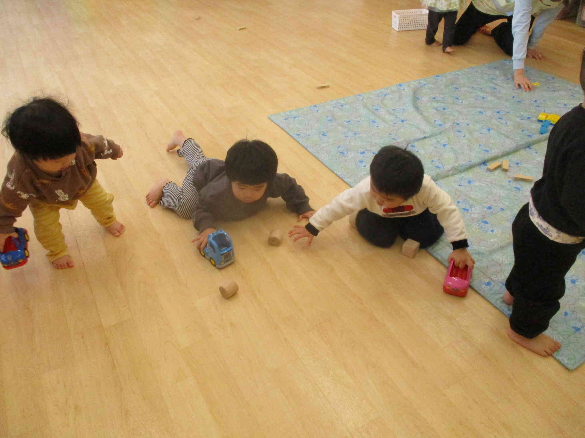 だれが一番早いかな。ぼくたちで競争だ。