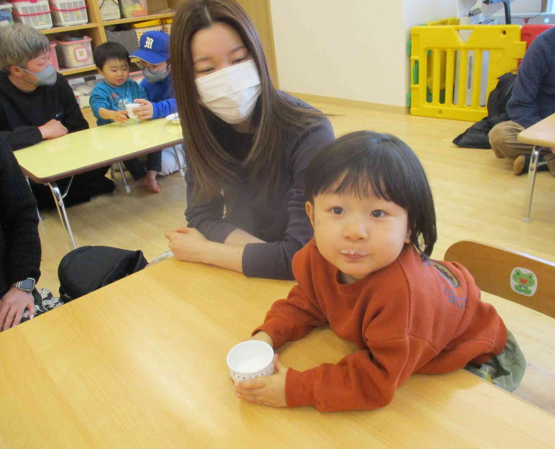 お母さんとおやつ一緒に食べられて良かったね。牛乳のおひげ姿も可愛いです。